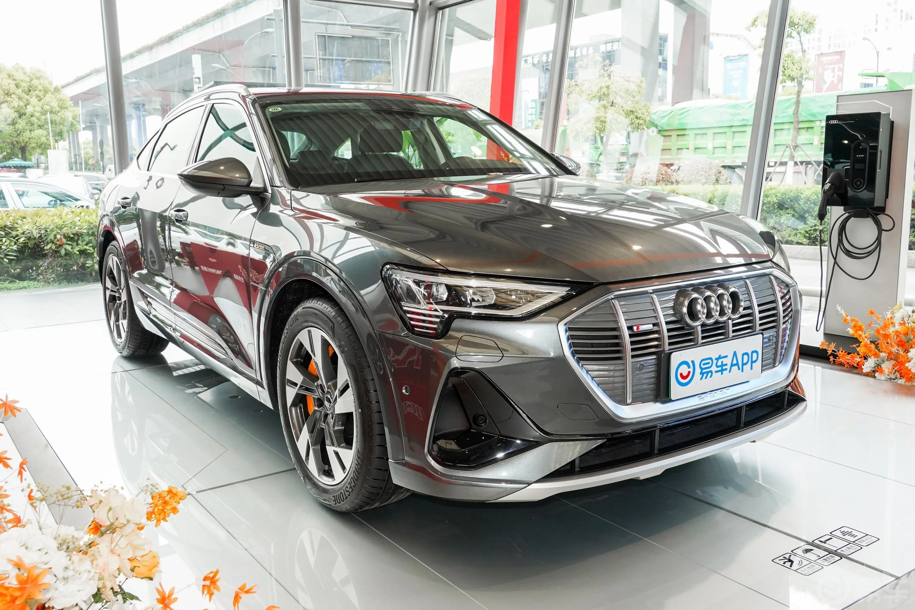 奥迪e-tron(进口)Sportback 55 quattro 豪华型侧前45度车头向右水平