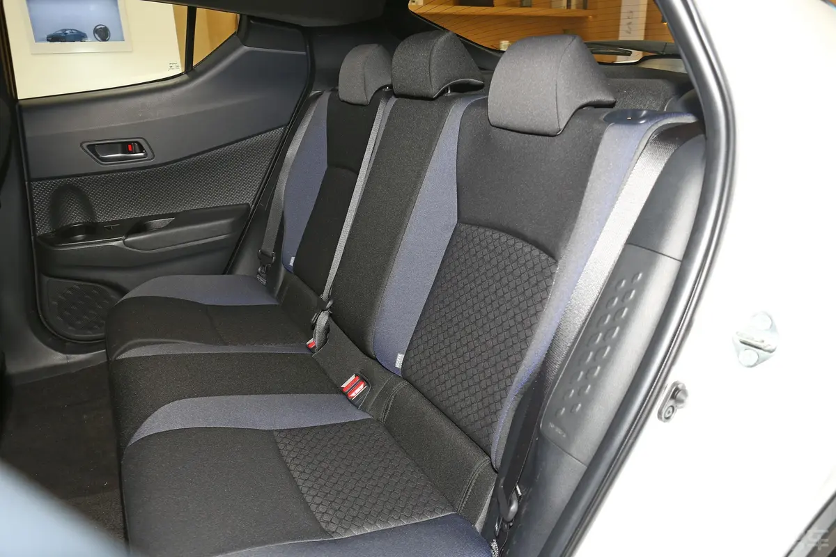 丰田C-HR双擎 2.0L 舒适版后排座椅