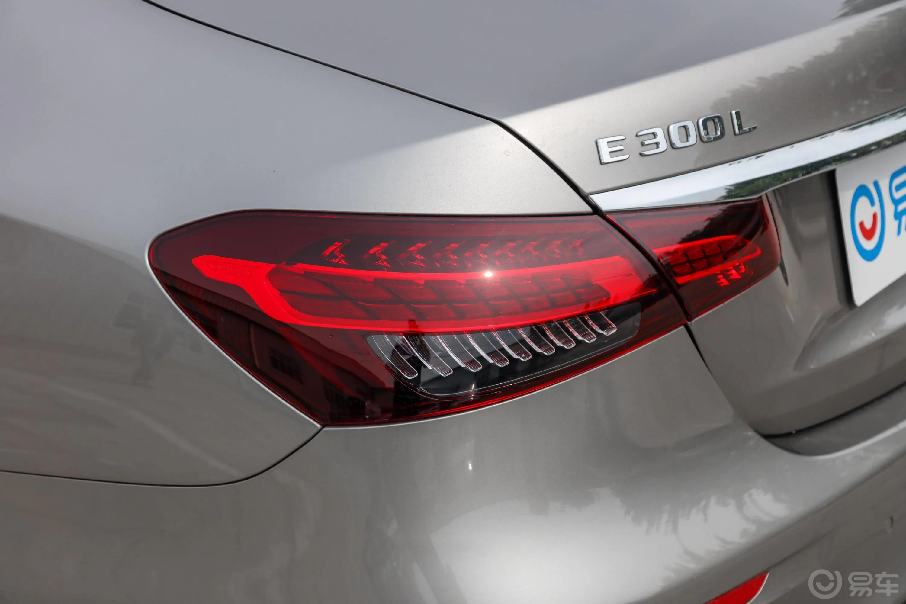 奔驰E级改款 E 300 L 运动豪华型外观