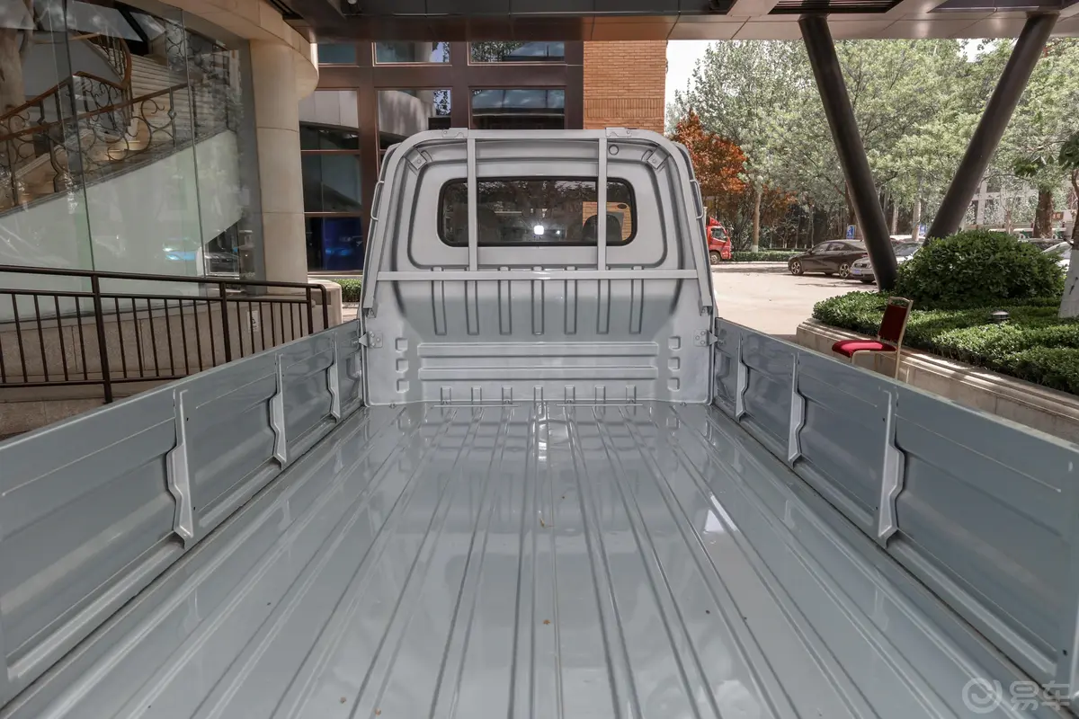 长安星卡1.5L 长轴版 双排 标准型后备厢空间特写