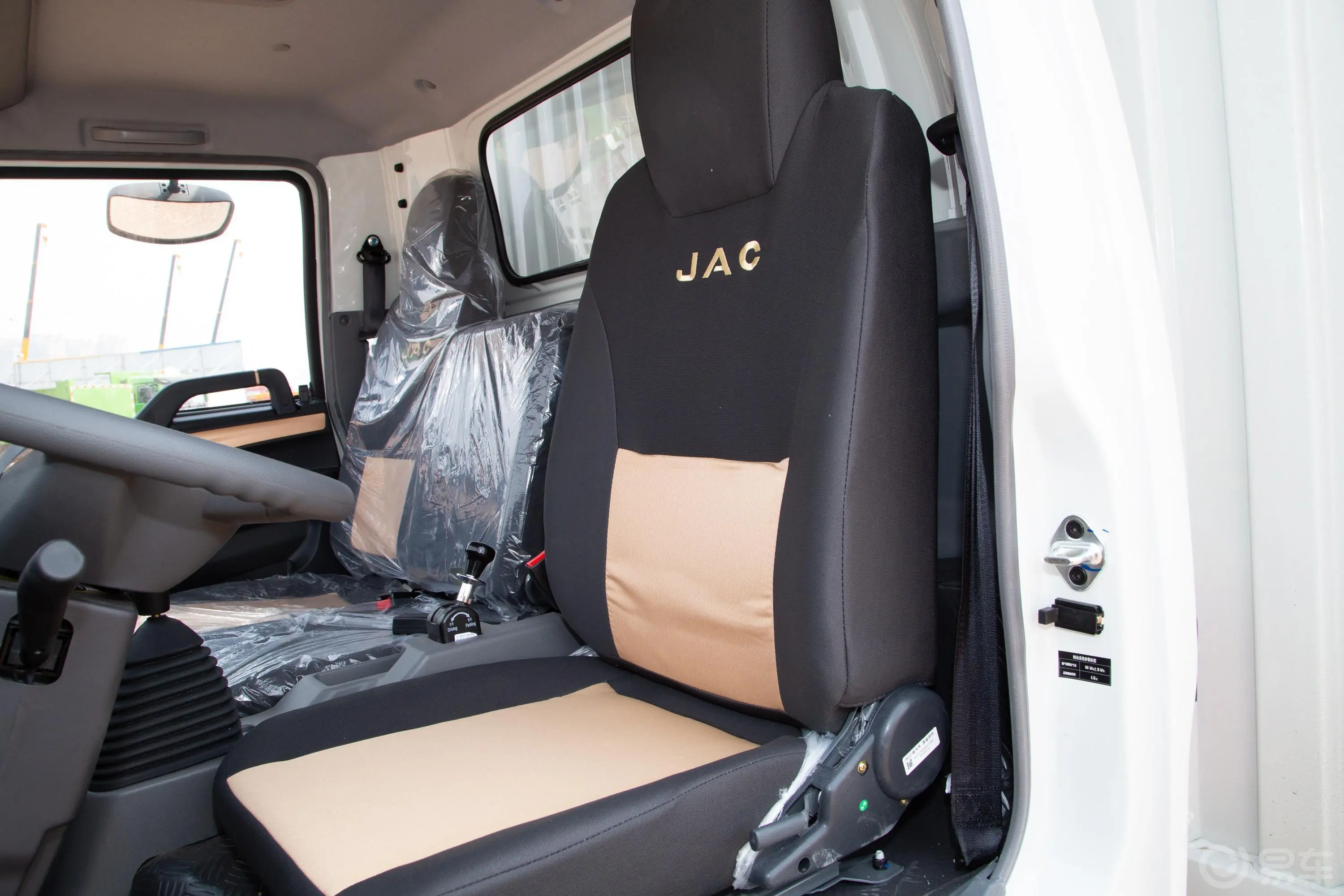 康铃J5J5 锐捷特 2.2L 130马力 3365轴距 单排厢式轻卡 国VI驾驶员座椅