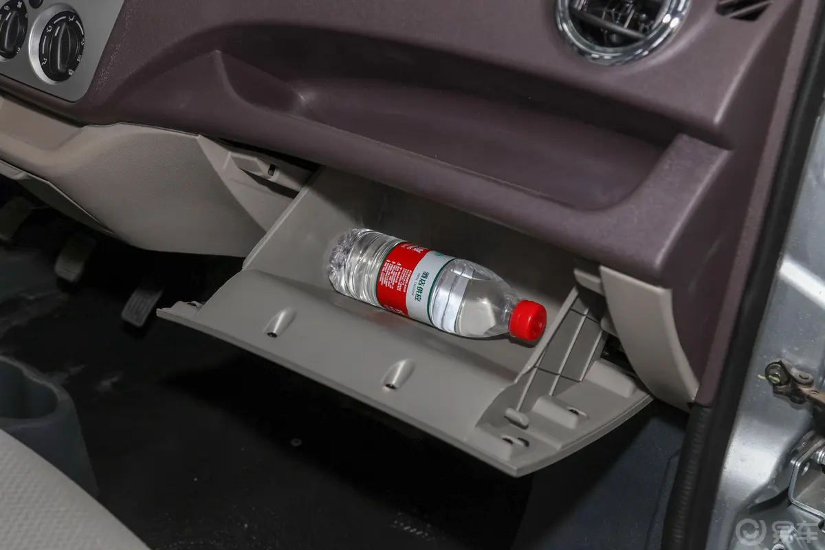 长安星卡1.5L 长轴版 双排 标准型手套箱空间水瓶横置
