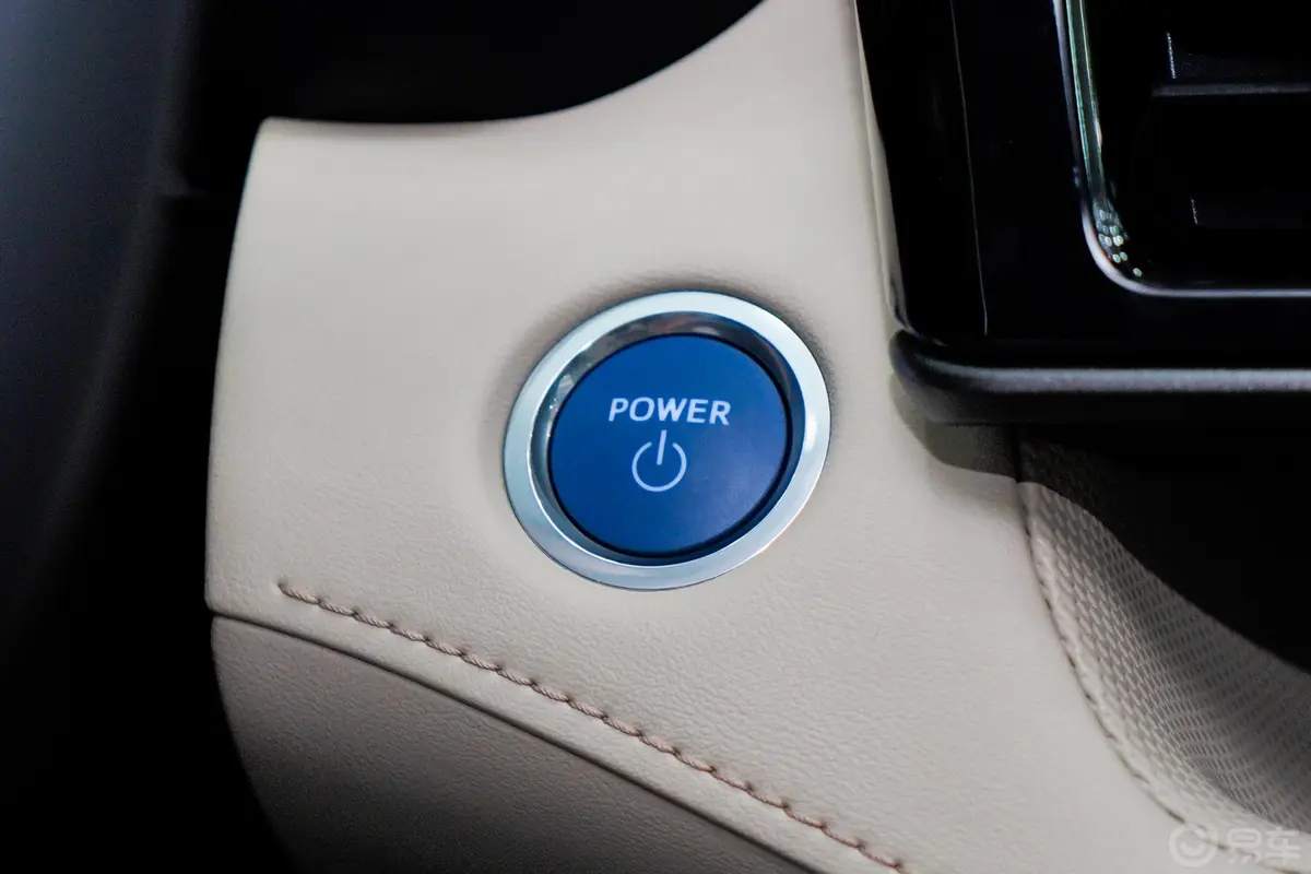 汉兰达双擎 2.5L 四驱尊贵版 7座钥匙孔或一键启动按键