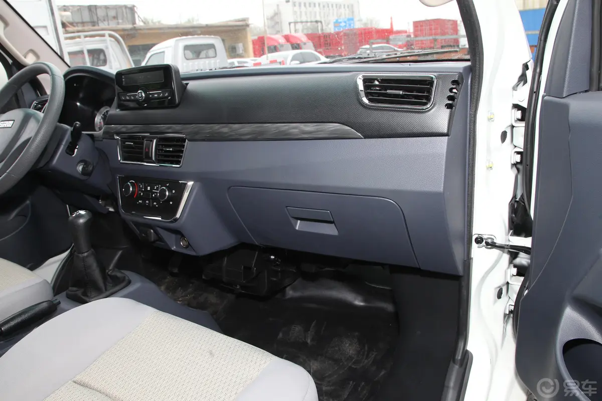 鑫卡S501.6L 低配版副驾驶位区域