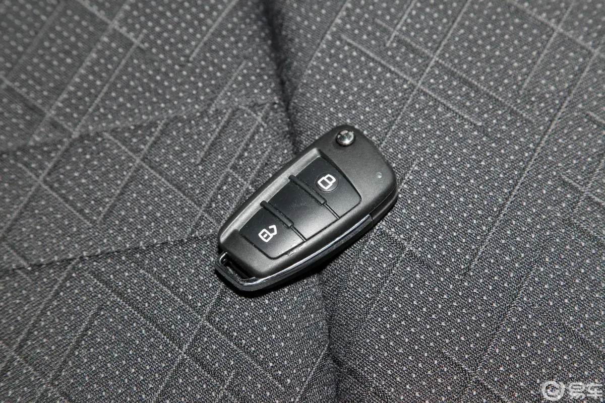 瑞迈2.8T 手动 四驱 标轴舒适版 柴油钥匙正面