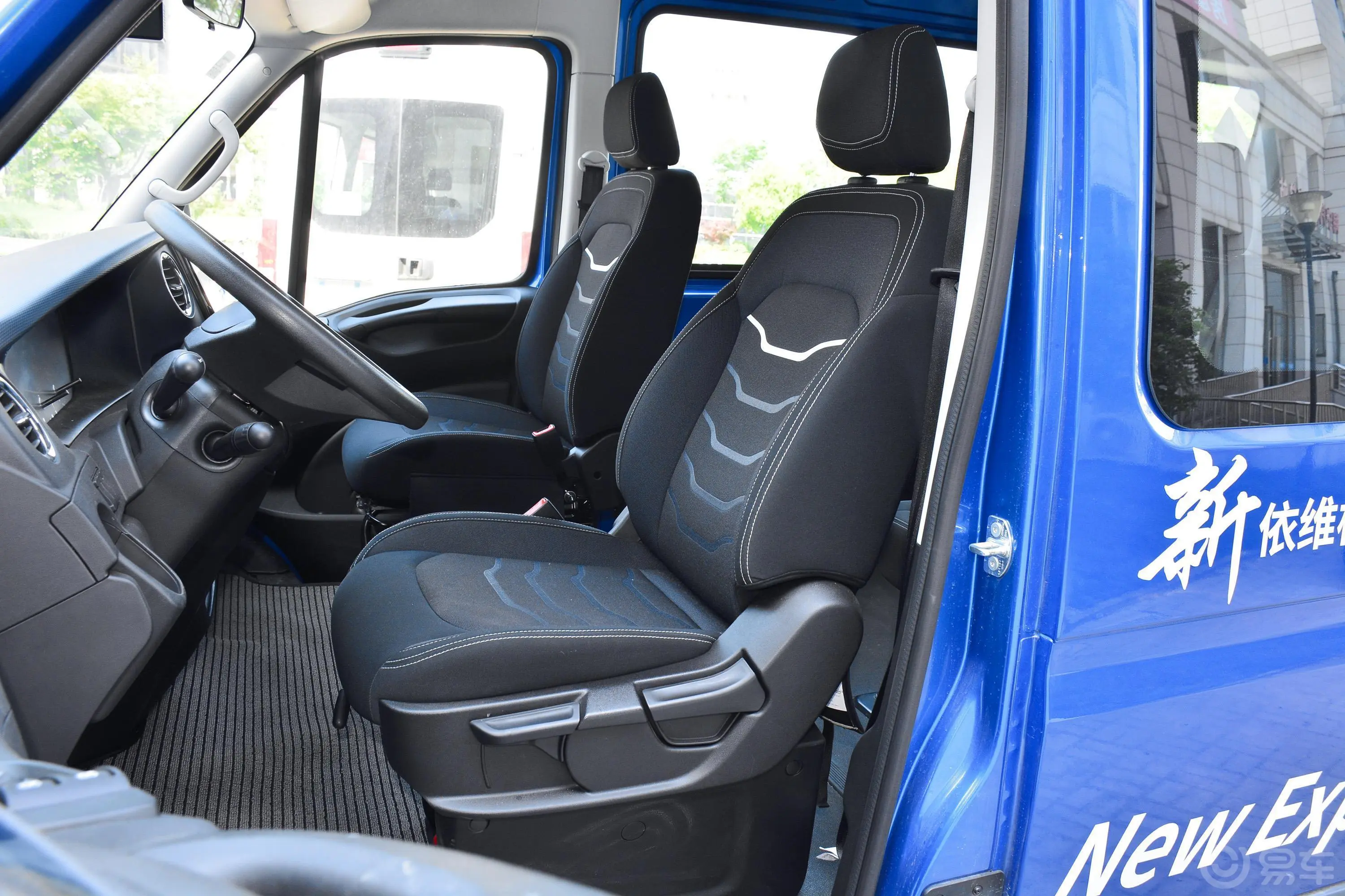 依维柯欧胜超瑞系列 3.0T 自动长轴短悬高顶侧拉门 5-9座驾驶员座椅