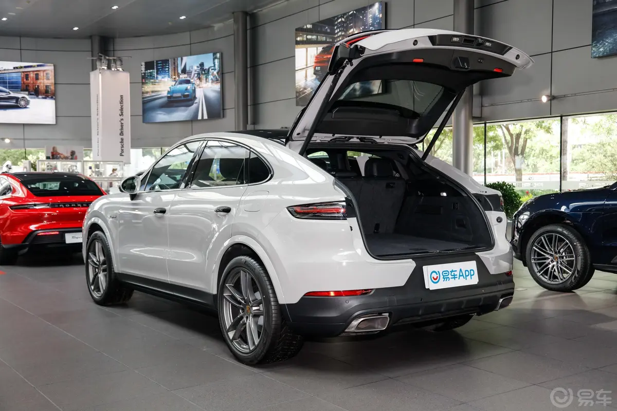 Cayenne E-HybridCayenne E-Hybrid Coupé 2.0T空间