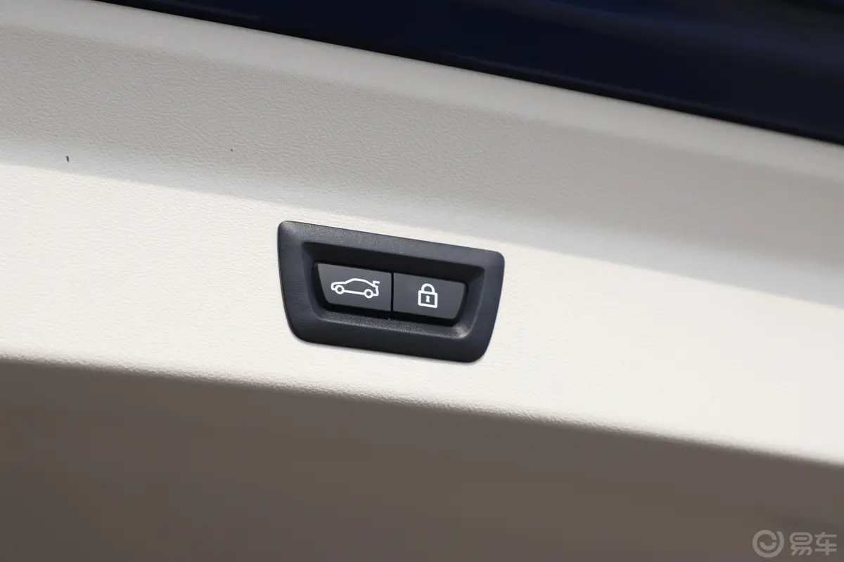 宝马X3改款 xDrive 28i 豪华套装电动尾门按键（手动扶手）