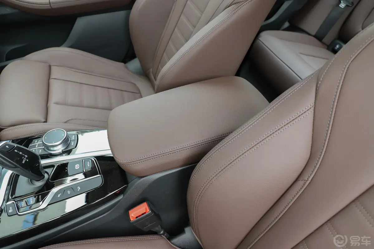 宝马X3改款 xDrive 28i 豪华套装前排中央扶手
