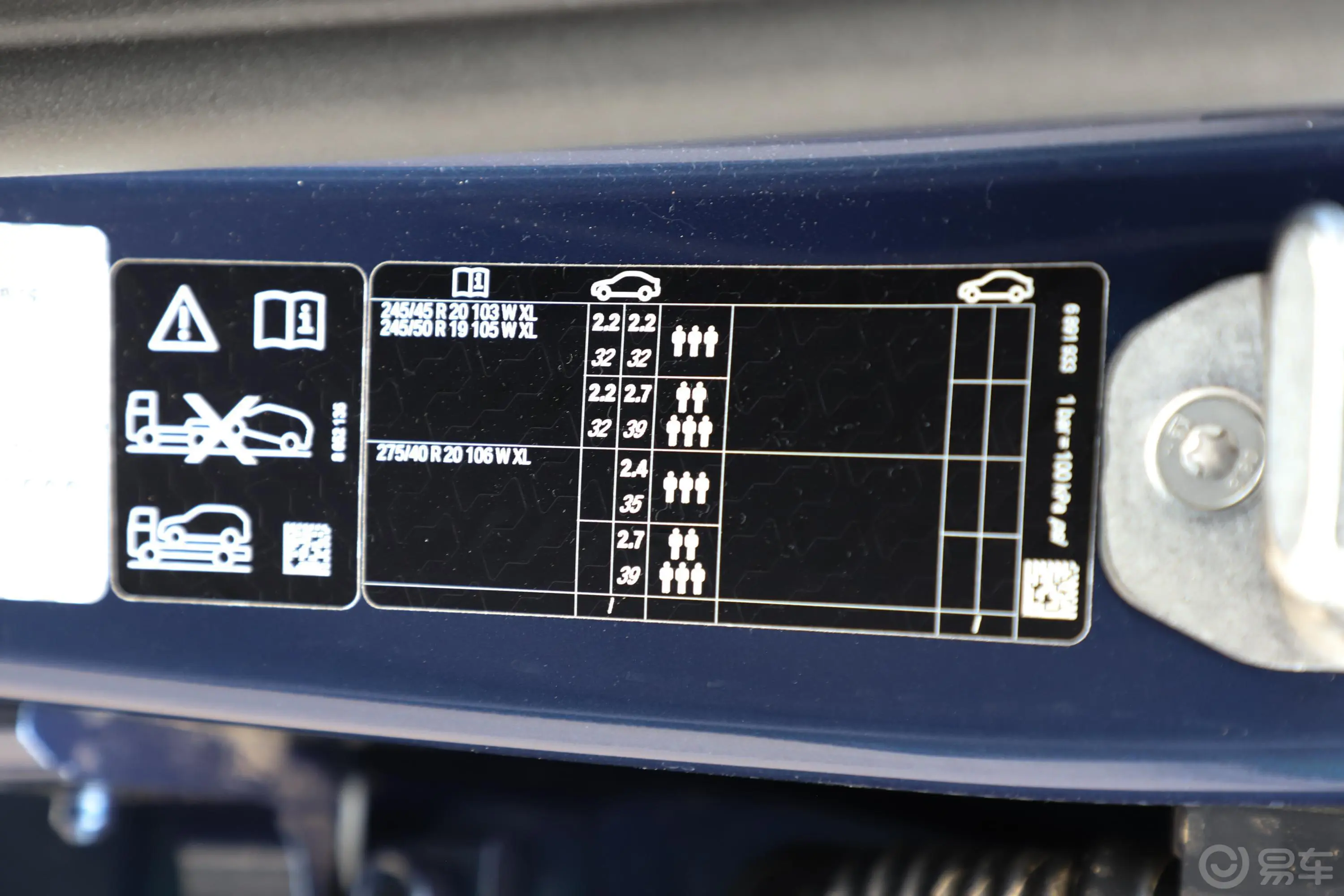 宝马X3改款 xDrive 28i 豪华套装胎压信息铭牌
