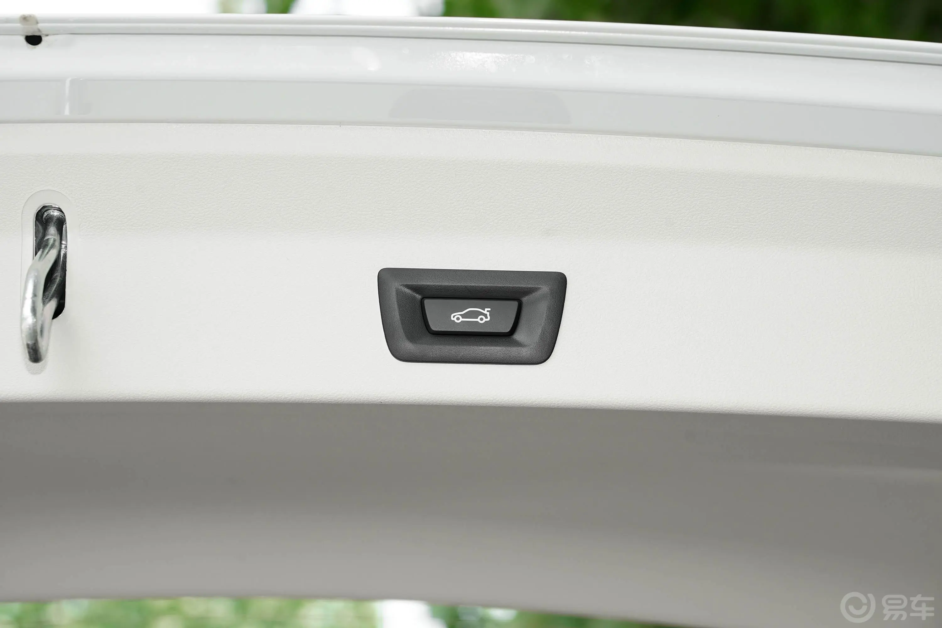 宝马X3改款 xDrive 25i 豪华套装电动尾门按键（手动扶手）