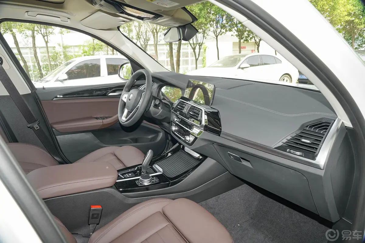 宝马X3改款 xDrive 25i 豪华套装内饰全景副驾驶员方向