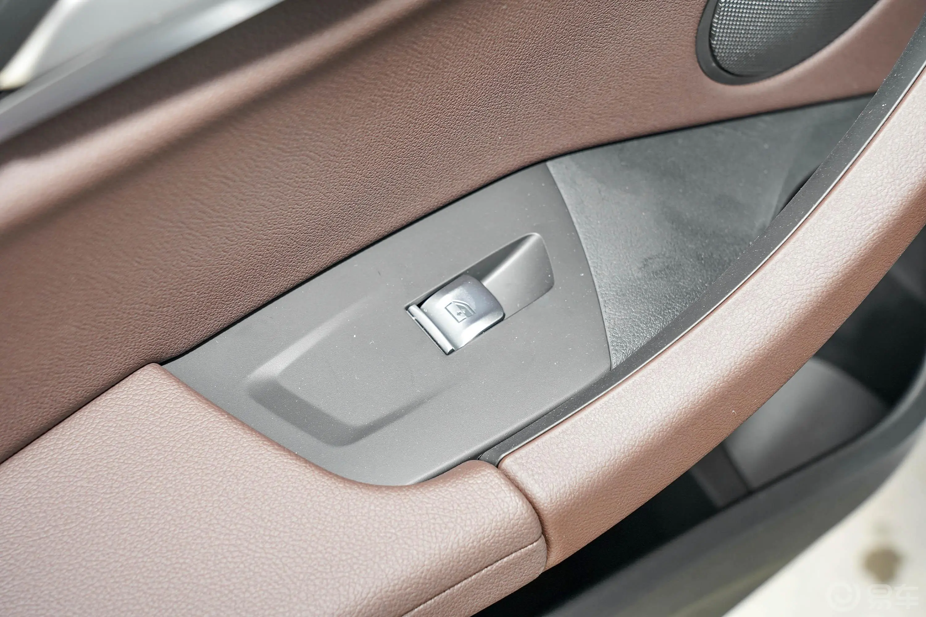 宝马X3改款 xDrive 25i 豪华套装后车窗调节