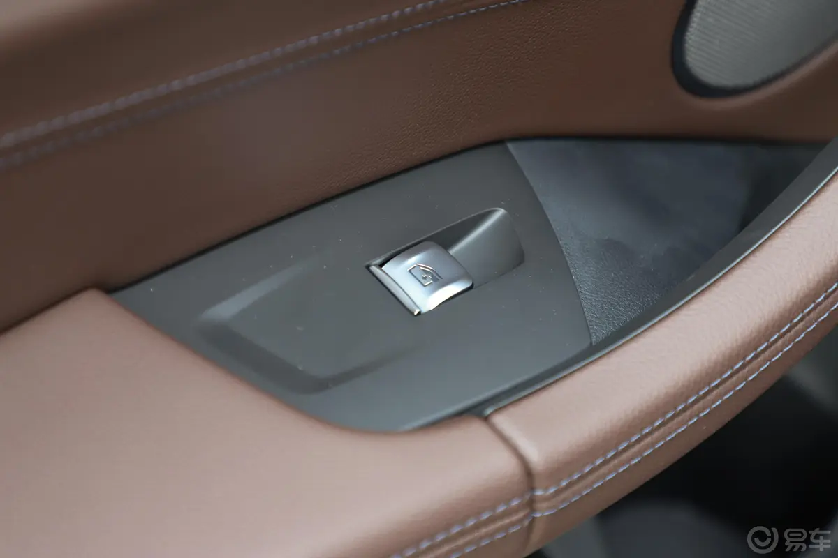 宝马X3改款 xDrive 28i 豪华套装后车窗调节