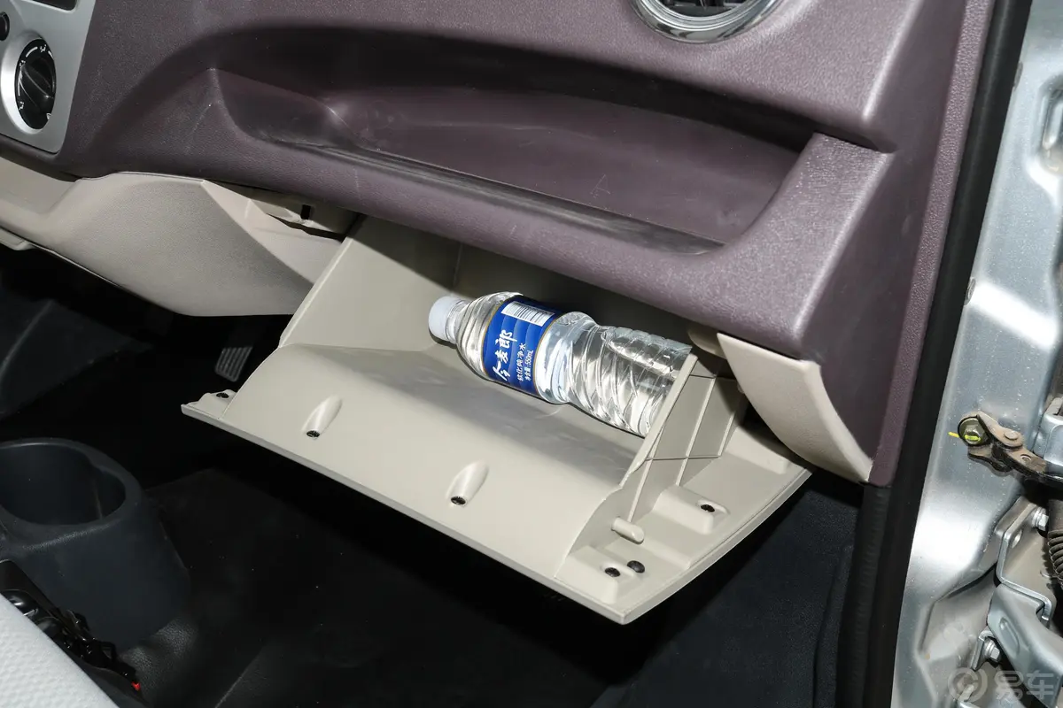 长安星卡1.5L 长轴版 单排 标准型手套箱空间水瓶横置
