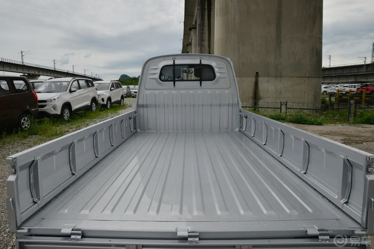 五菱荣光小卡1.5L 单排基本型 2座后备厢空间特写