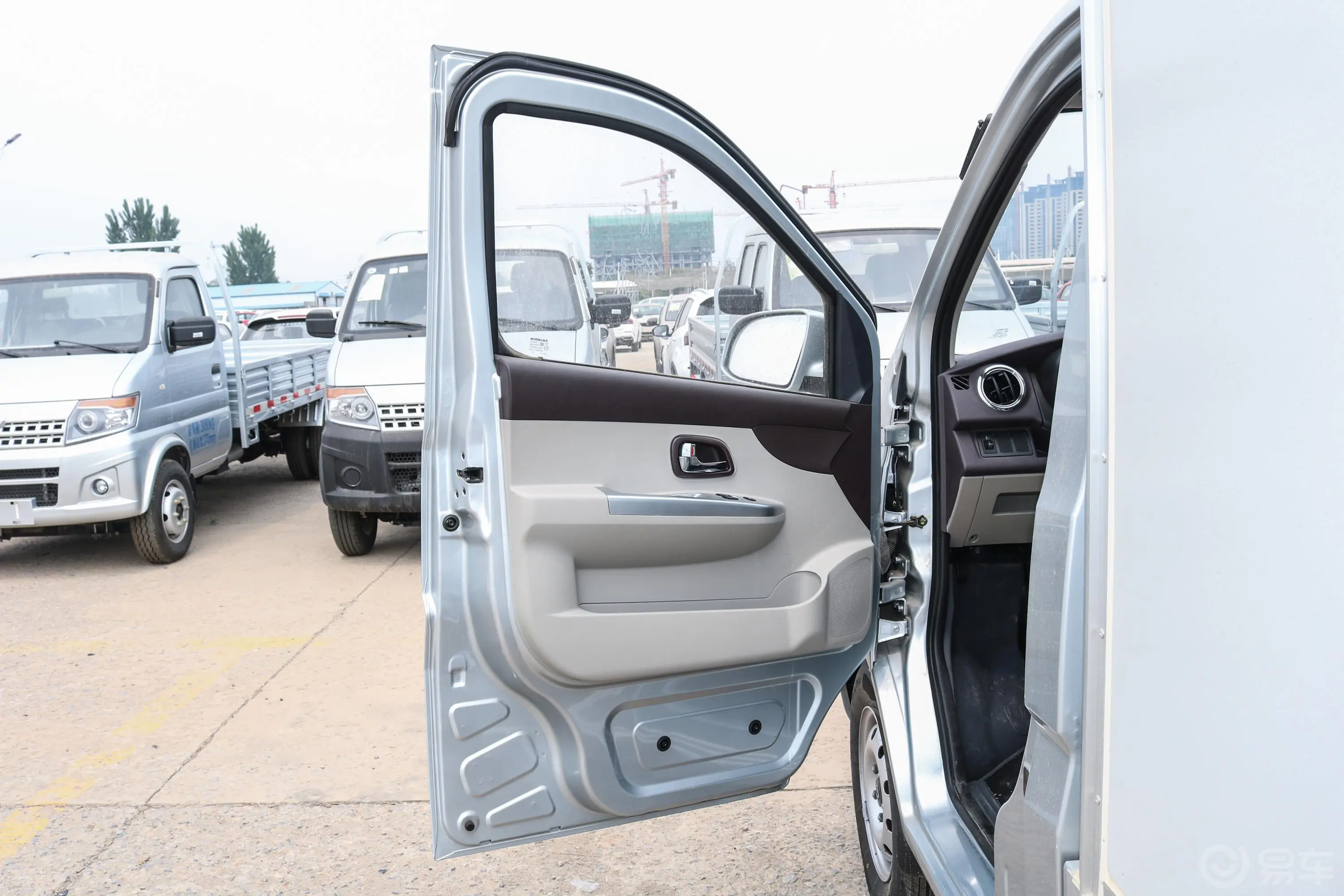 长安星卡1.5L 长轴版 单排 复合板厢货基本型驾驶员侧前车门