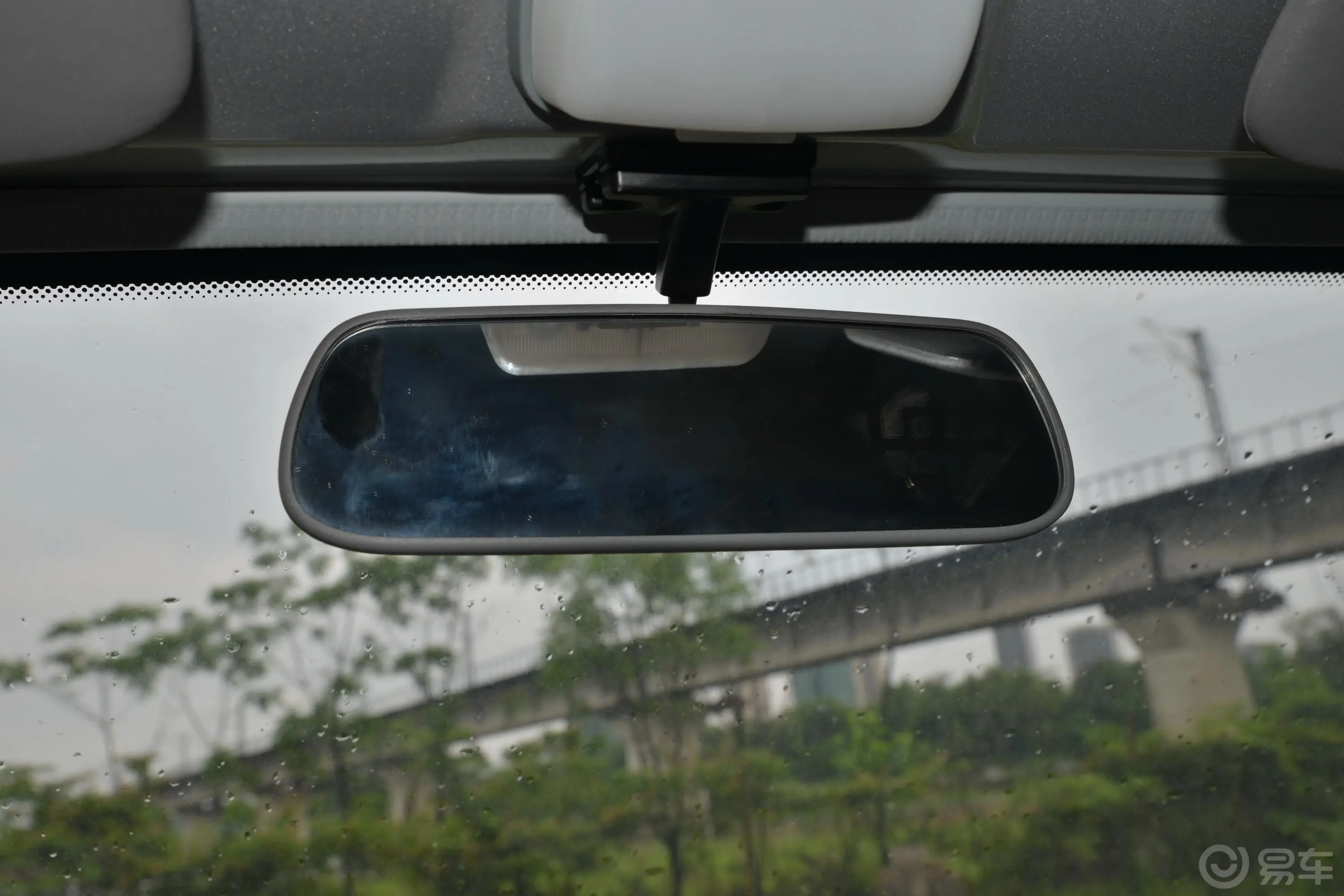 五菱荣光小卡1.5L 双排标准型空调版 5座内后视镜