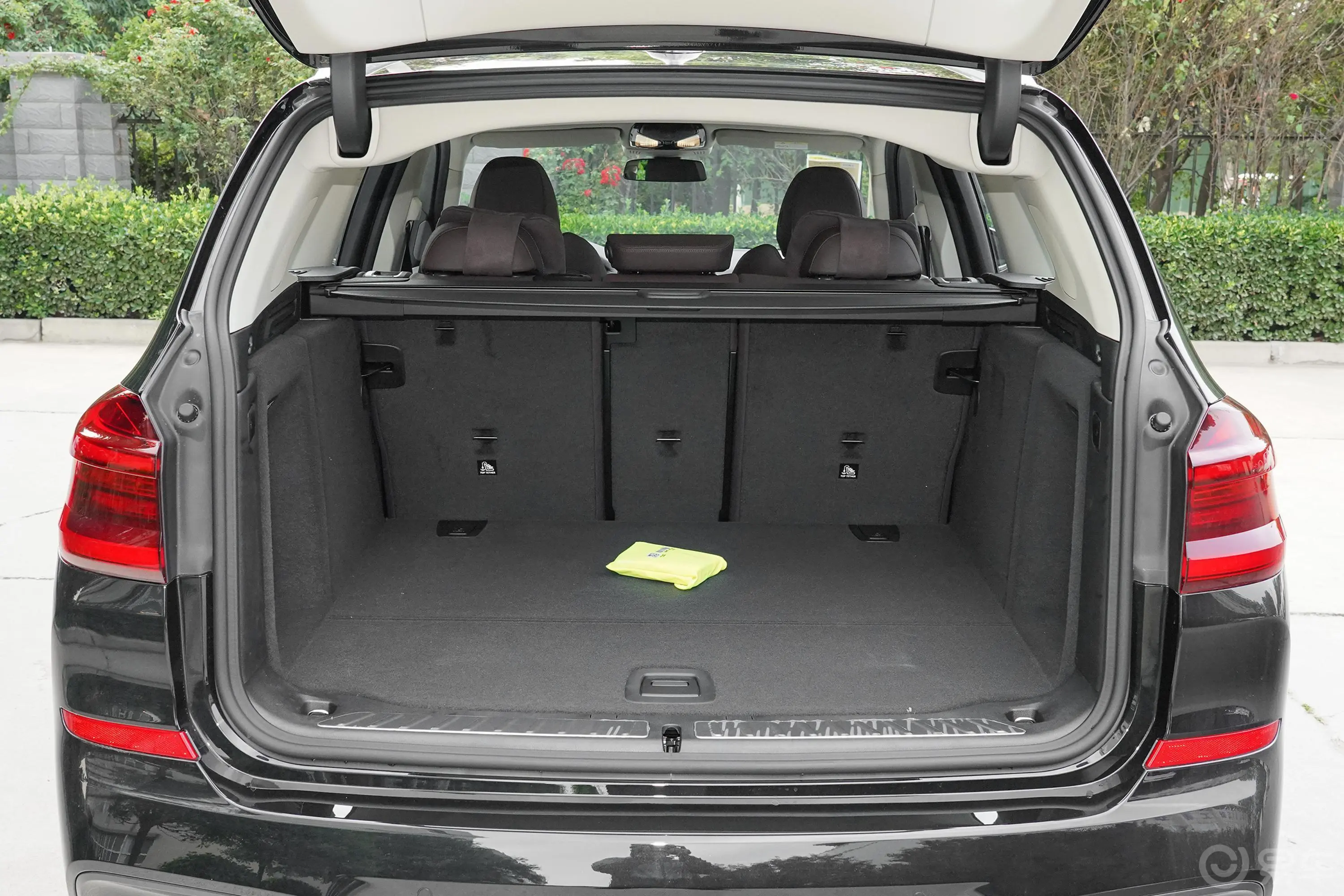宝马X3改款 xDrive 30i 领先型 M运动套装后备厢空间特写