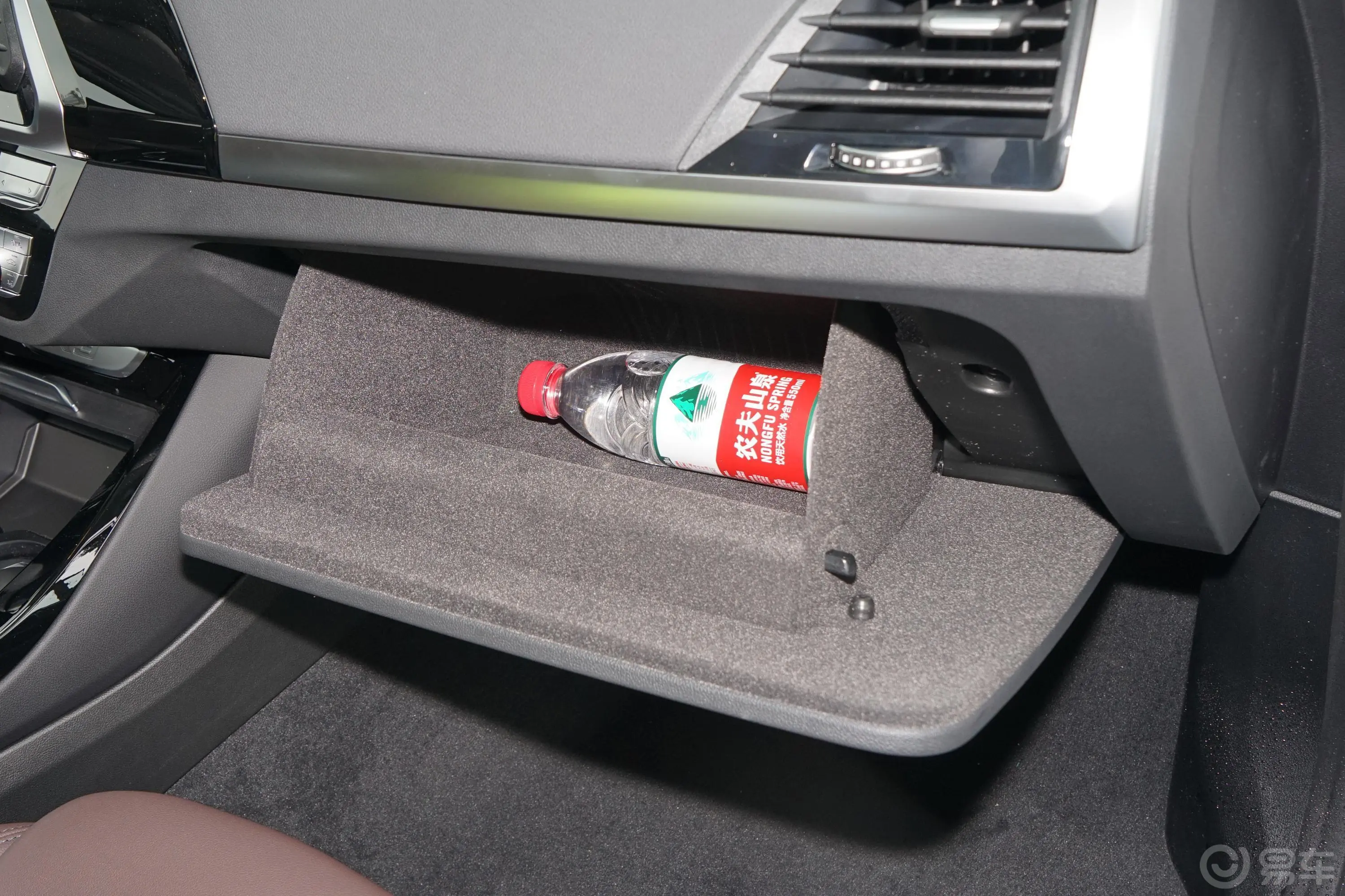 宝马X3改款 xDrive 28i M运动套装手套箱空间水瓶横置