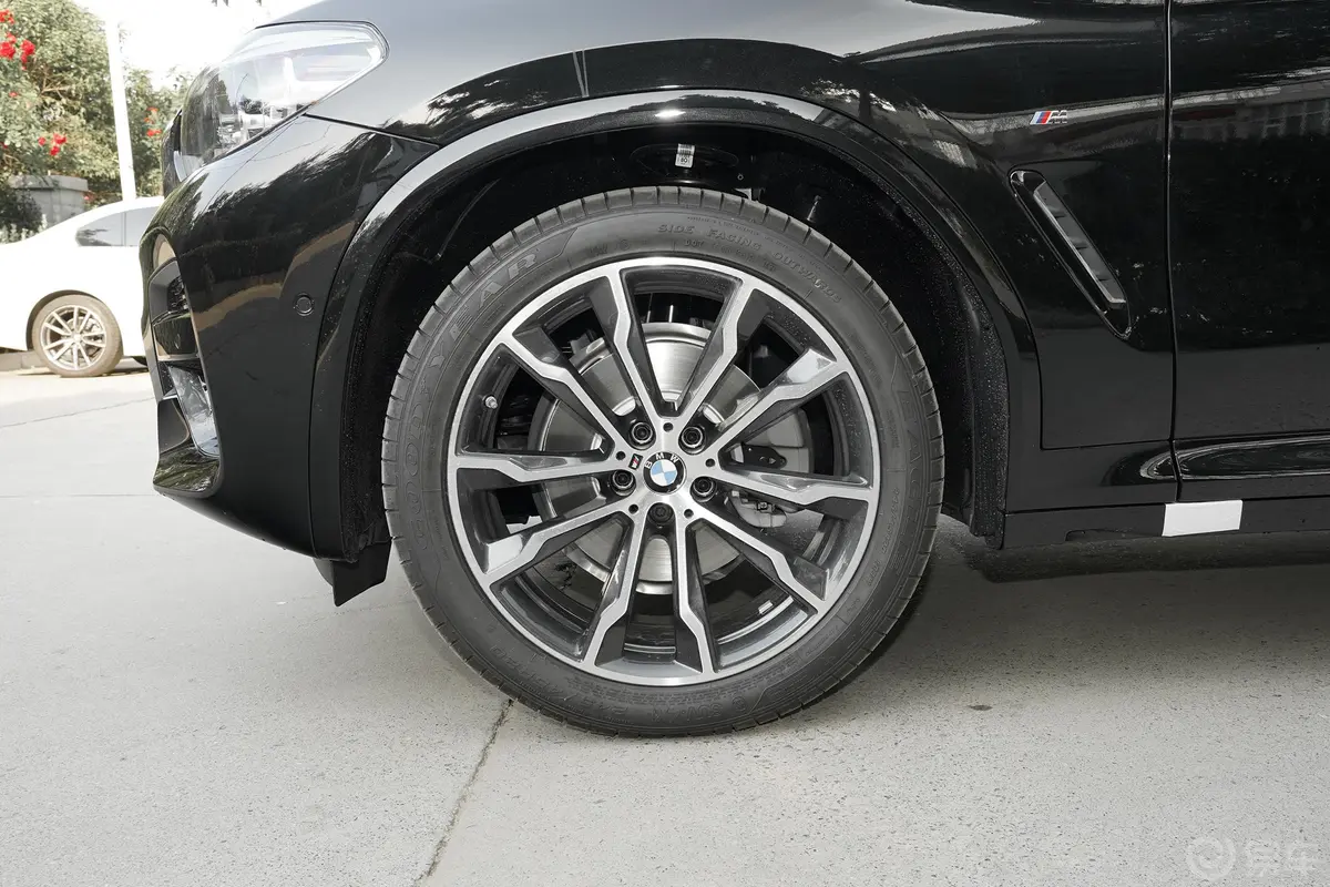 宝马X3改款 xDrive 30i 领先型 M运动套装前轮毂造型