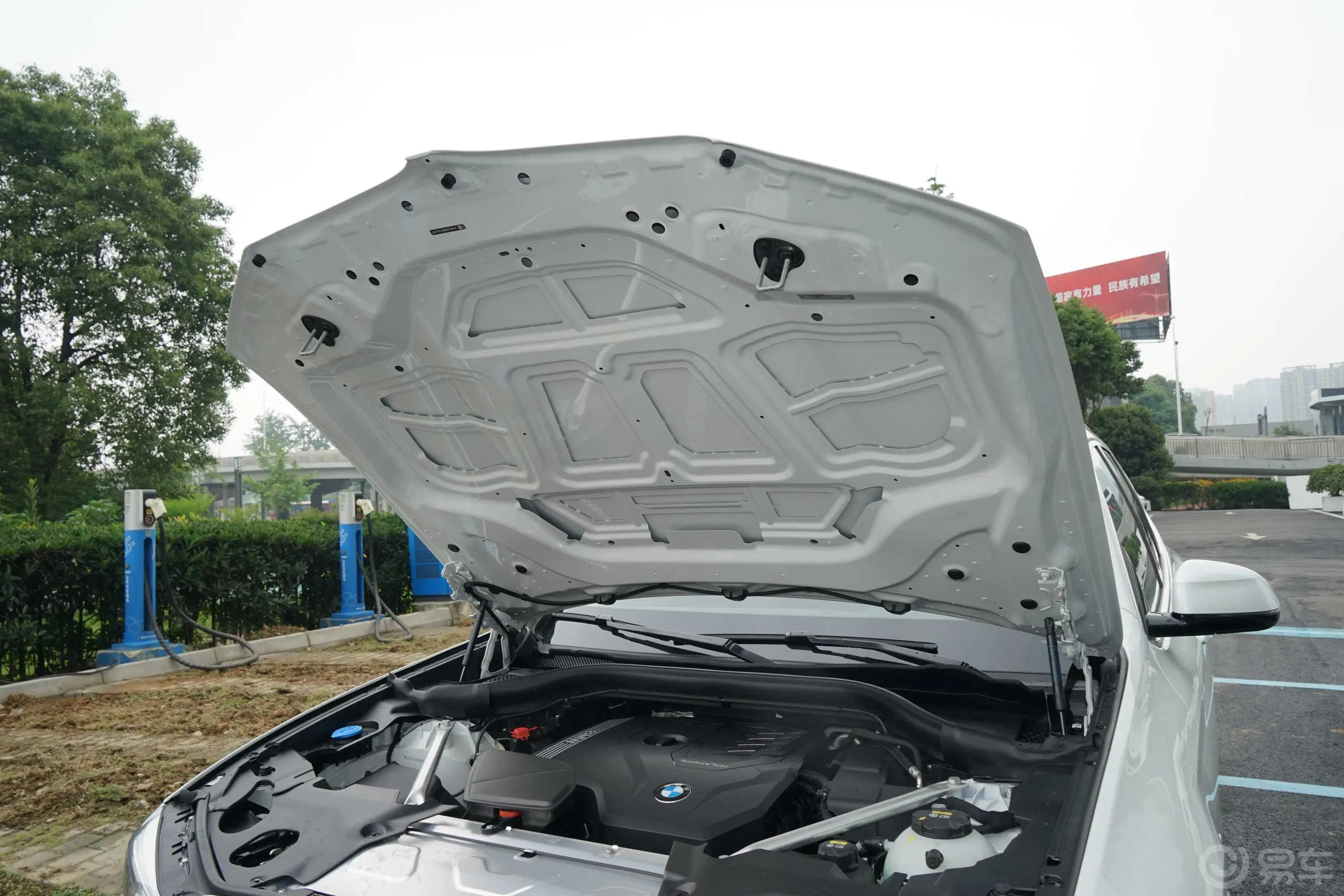 宝马X3改款 xDrive 28i M运动套装发动机舱盖内侧