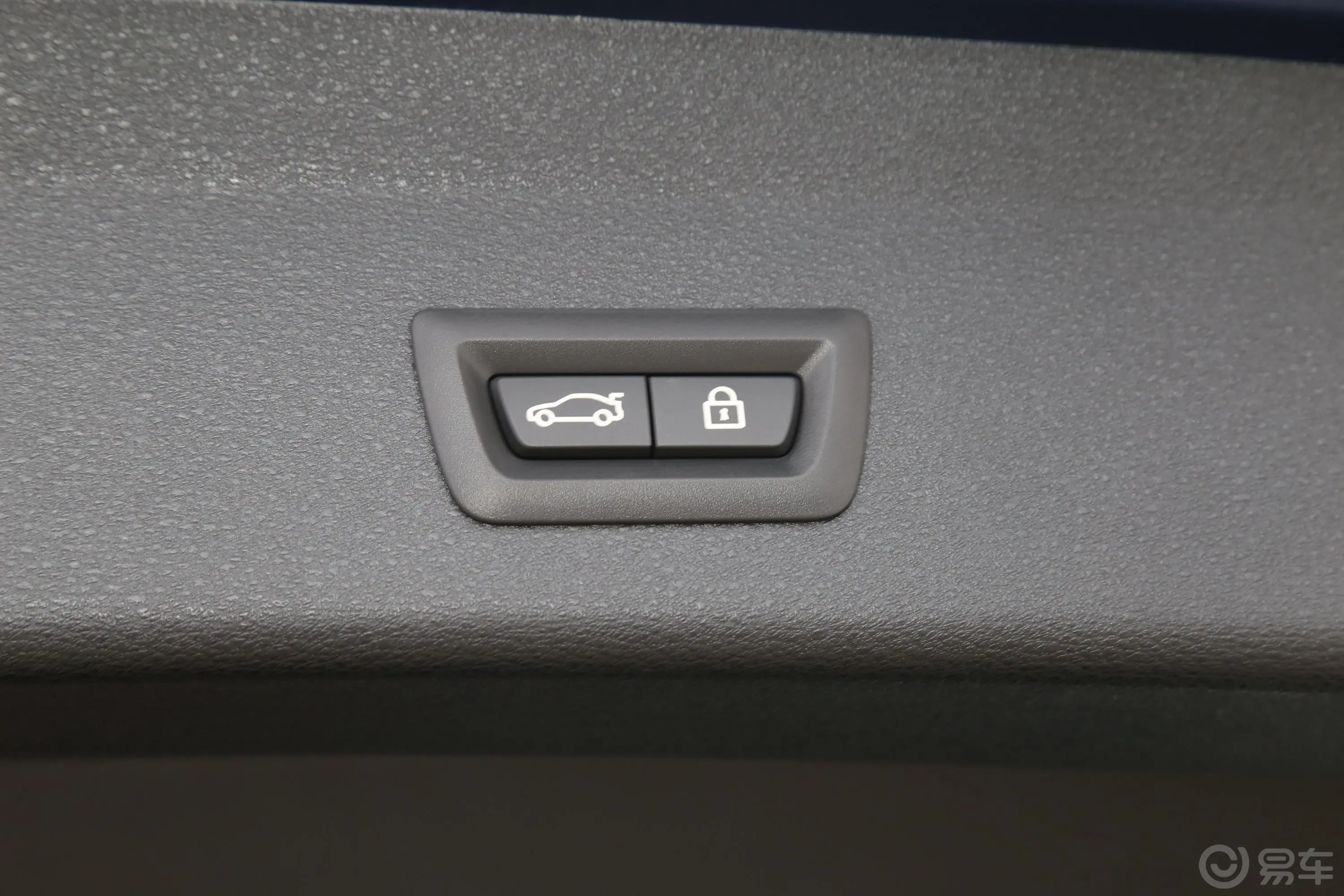 宝马X1改款 sDrive25Li 领先型电动尾门按键（手动扶手）