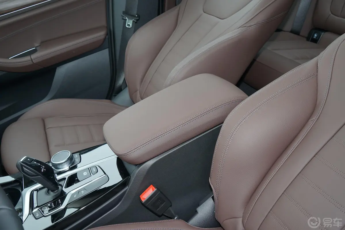 宝马X3改款 xDrive 28i M运动套装前排中央扶手
