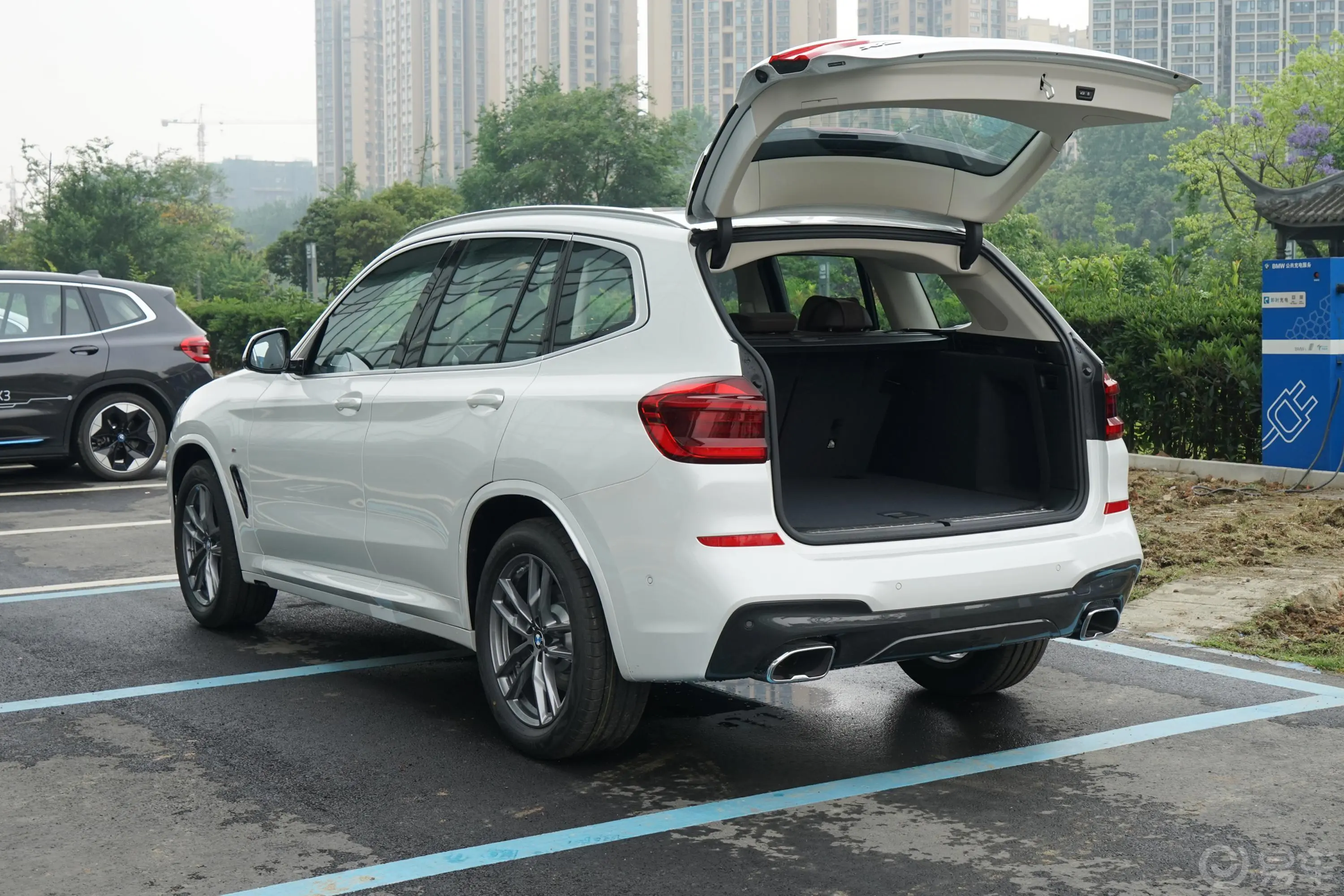 宝马X3改款 xDrive 28i M运动套装后备厢开启45度侧拍