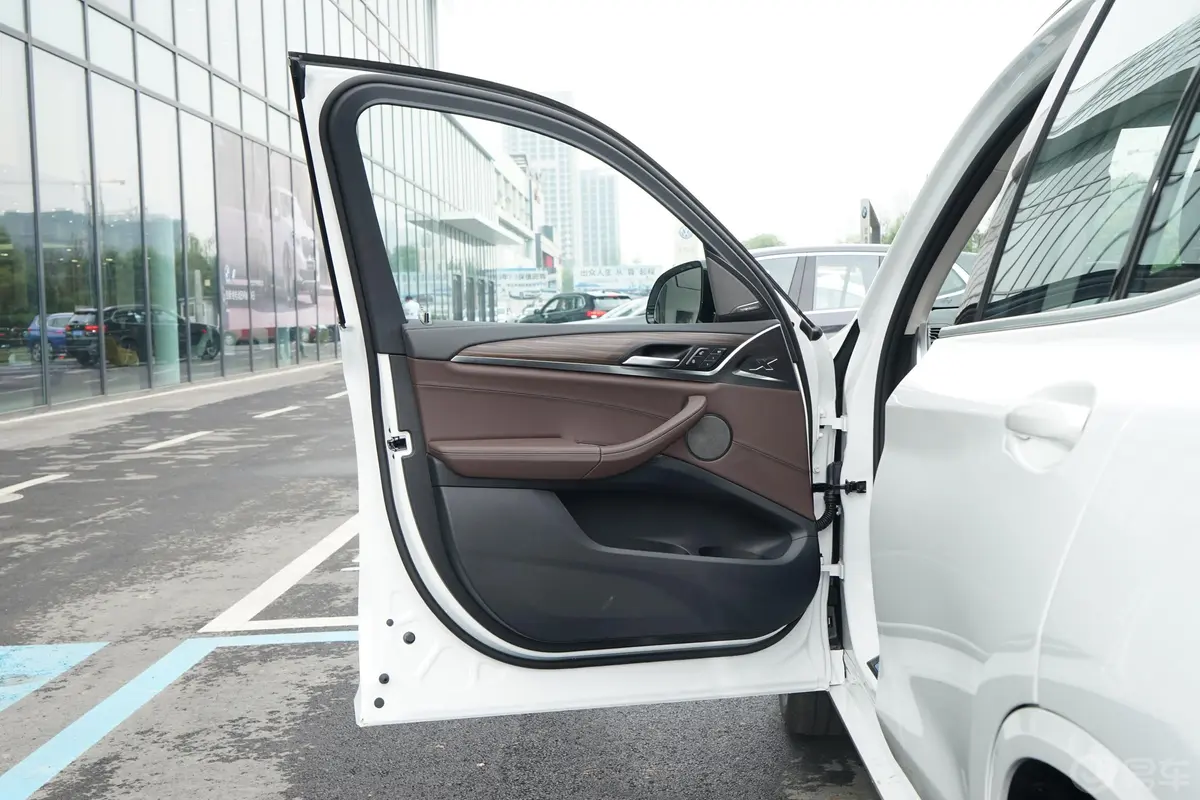 宝马X3改款 xDrive 28i M运动套装驾驶员侧前车门