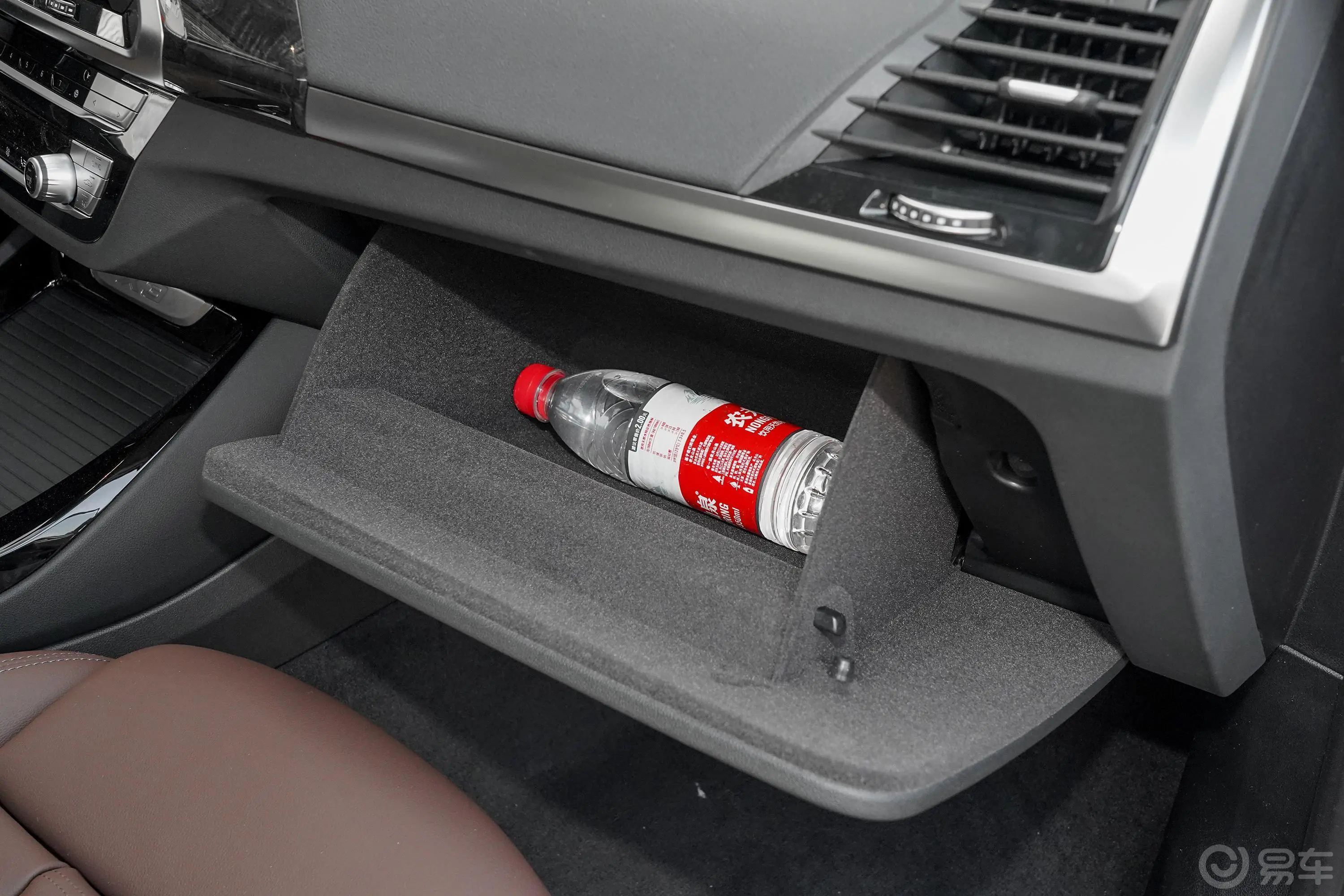 宝马X3改款 xDrive 30i 领先型 M运动套装手套箱空间水瓶横置