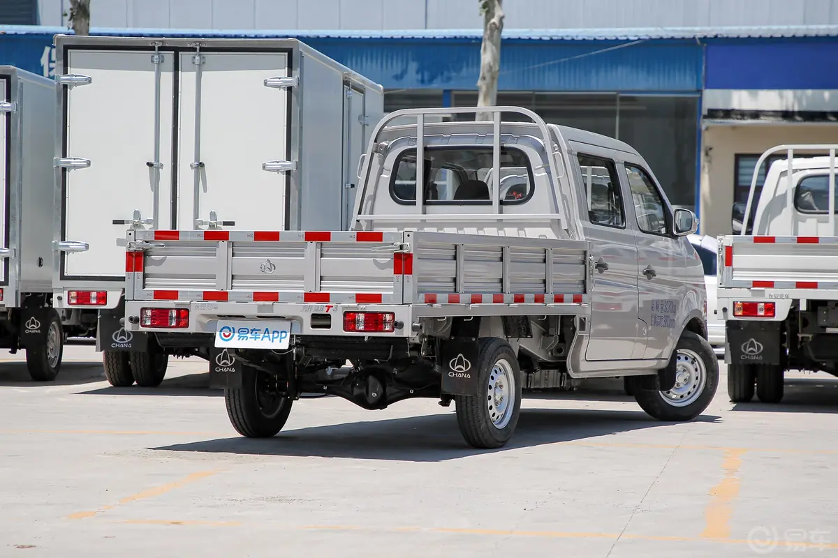 新豹T3标准版 东安1.6L 122马力 2.52米栏板 双排 汽油 国Ⅵ侧后45度车头向右水平