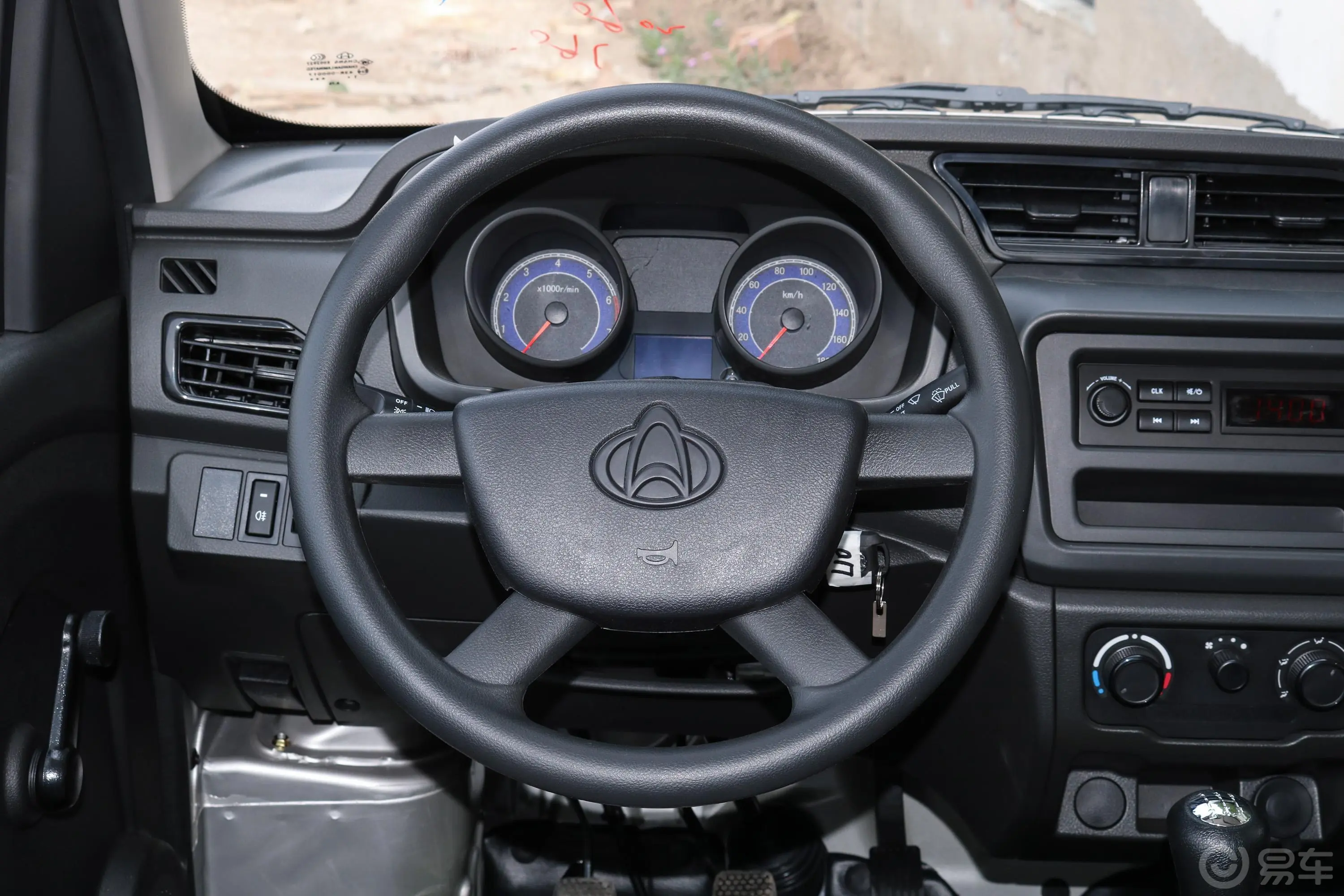 新豹T11.2L 双排单后轮 载货汽车 标准版方向盘