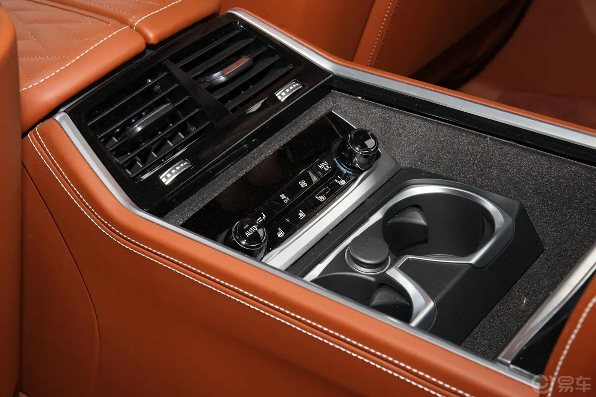 宝马7系改款 M760Li xDrive V12 豪华套装空间
