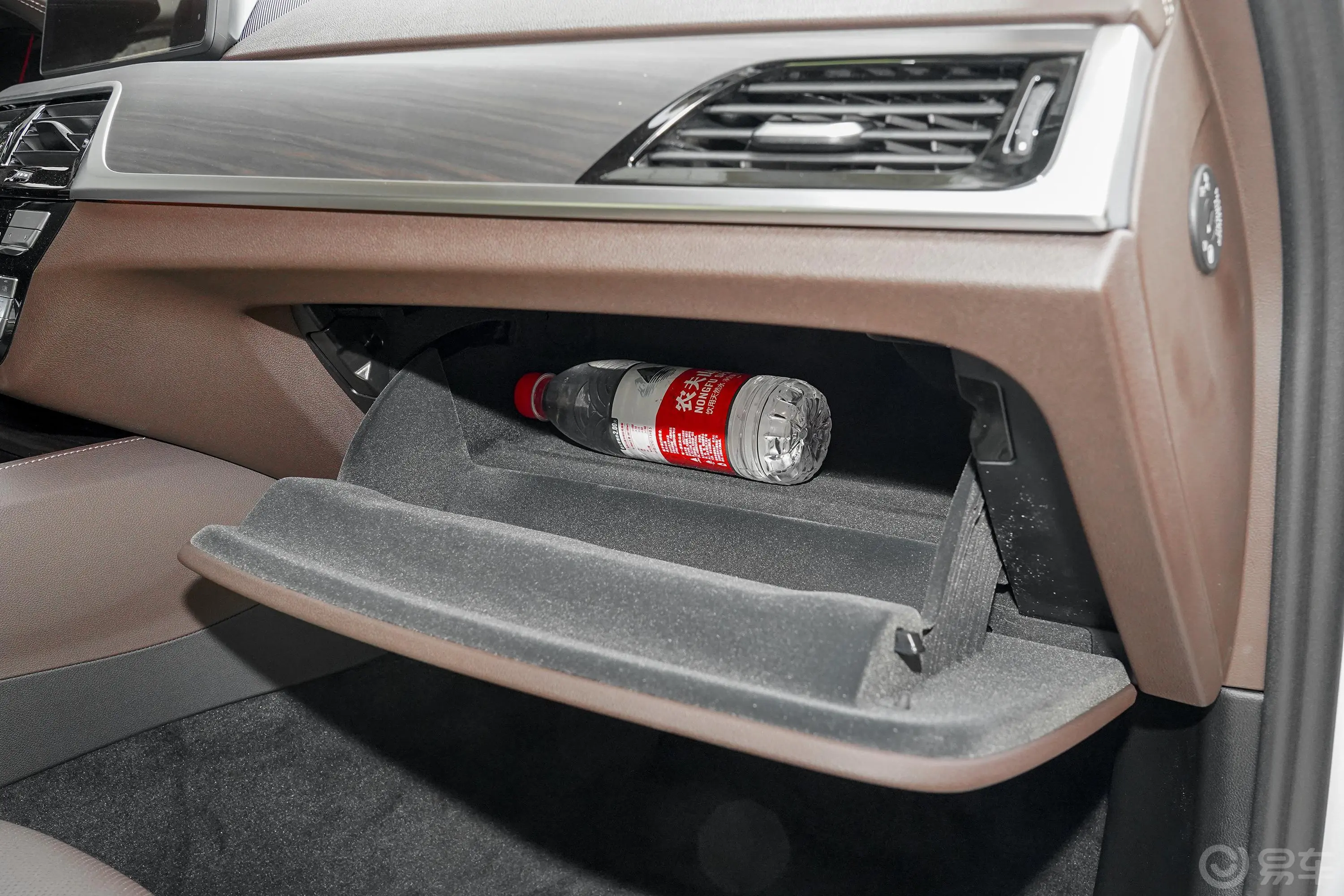 宝马5系改款 530Li 尊享型 豪华套装手套箱空间水瓶横置