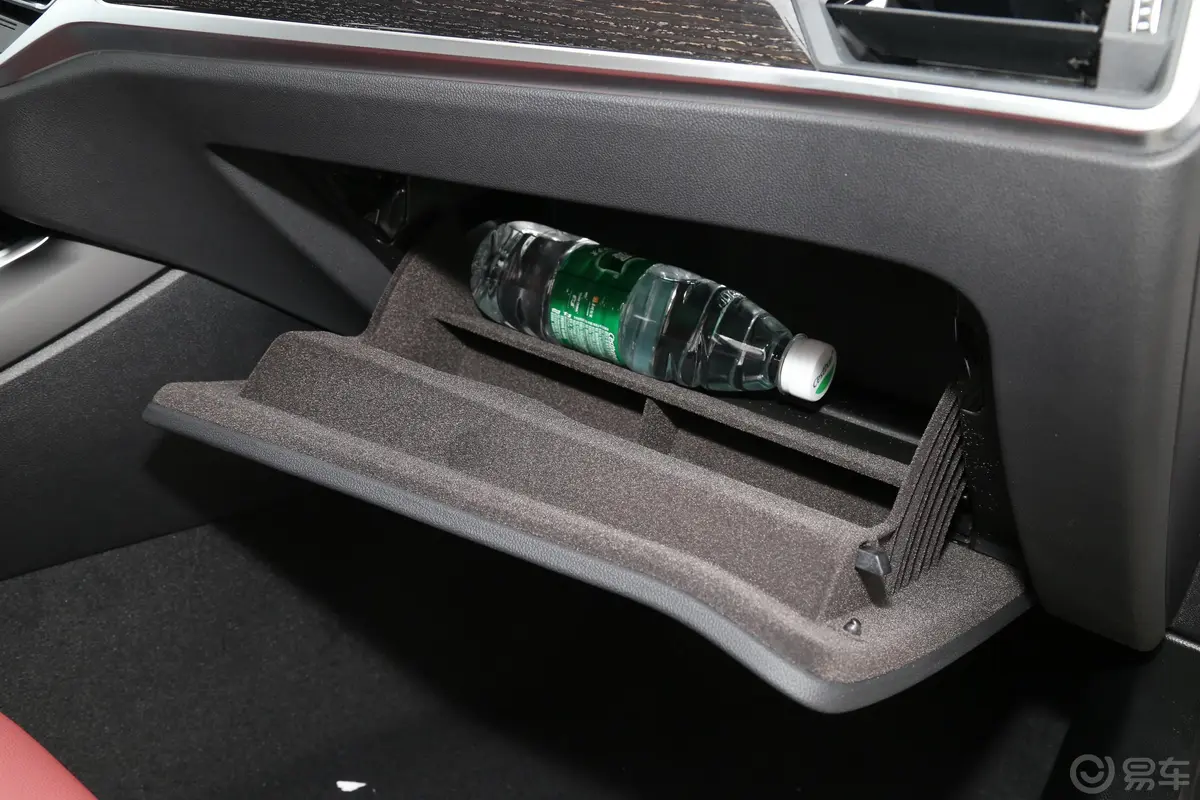 宝马3系改款2 325Li xDrive M运动套装手套箱空间水瓶横置