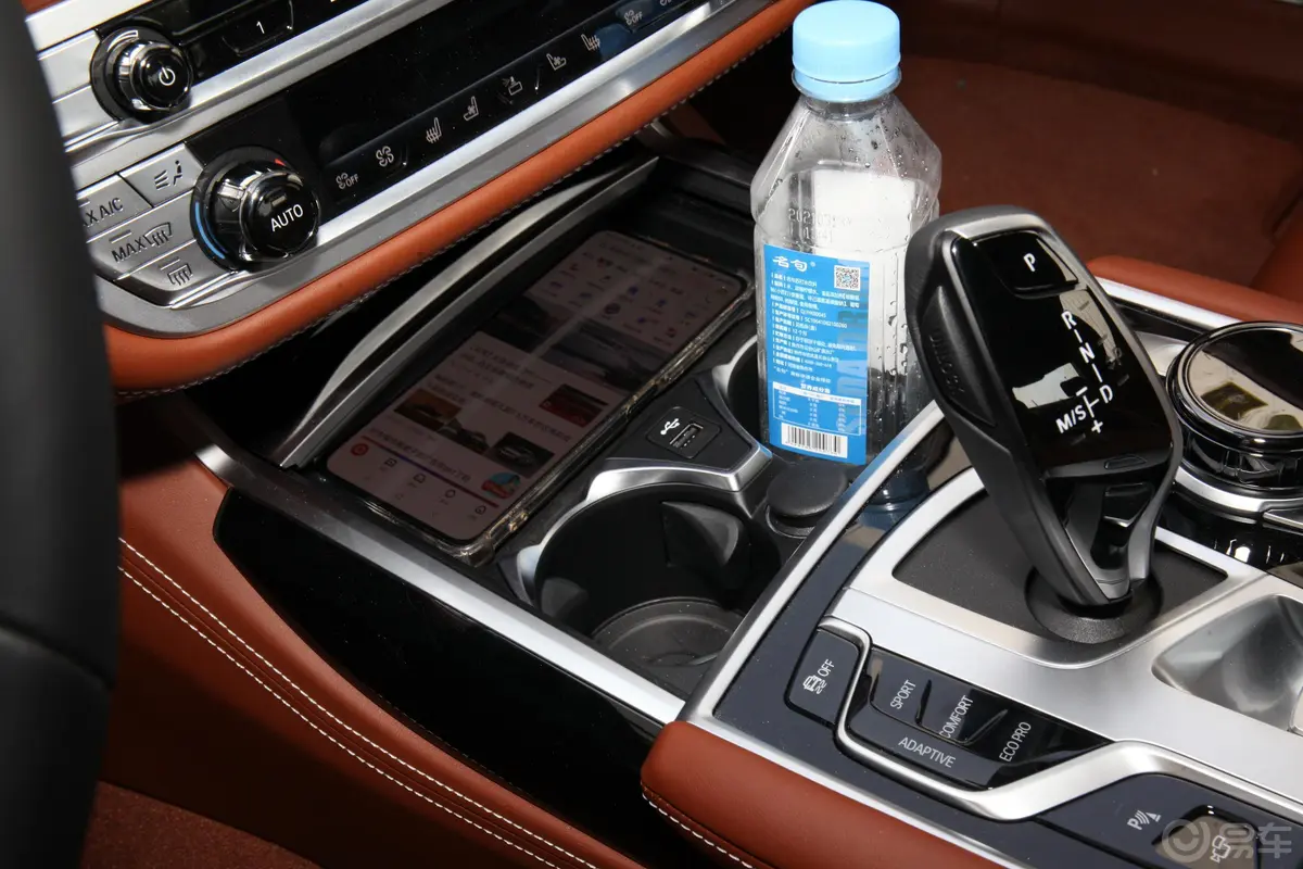 宝马7系改款 M760Li xDrive V12 豪华套装前排杯架