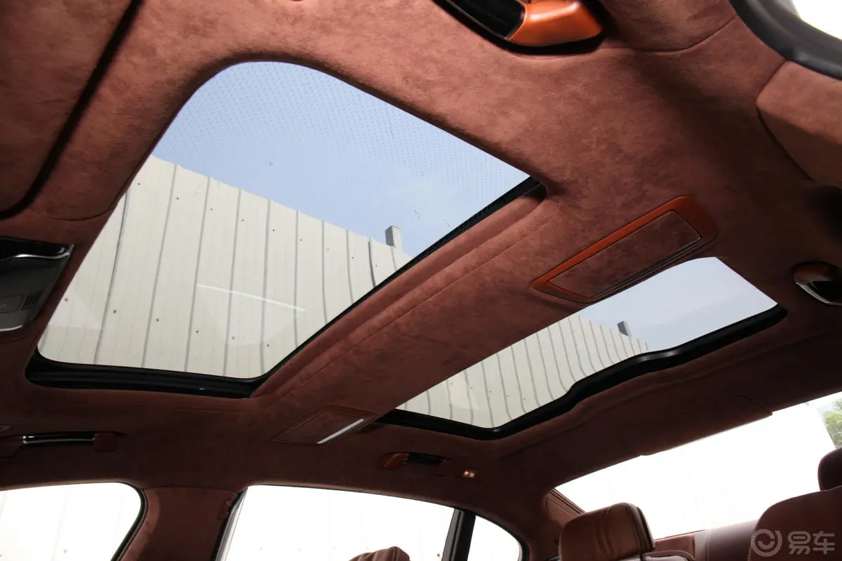 宝马7系改款 M760Li xDrive V12 豪华套装天窗内拍关闭