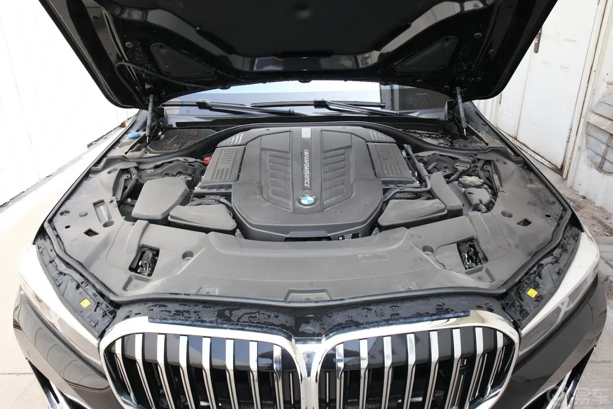宝马7系改款 M760Li xDrive V12 豪华套装发动机舱整体