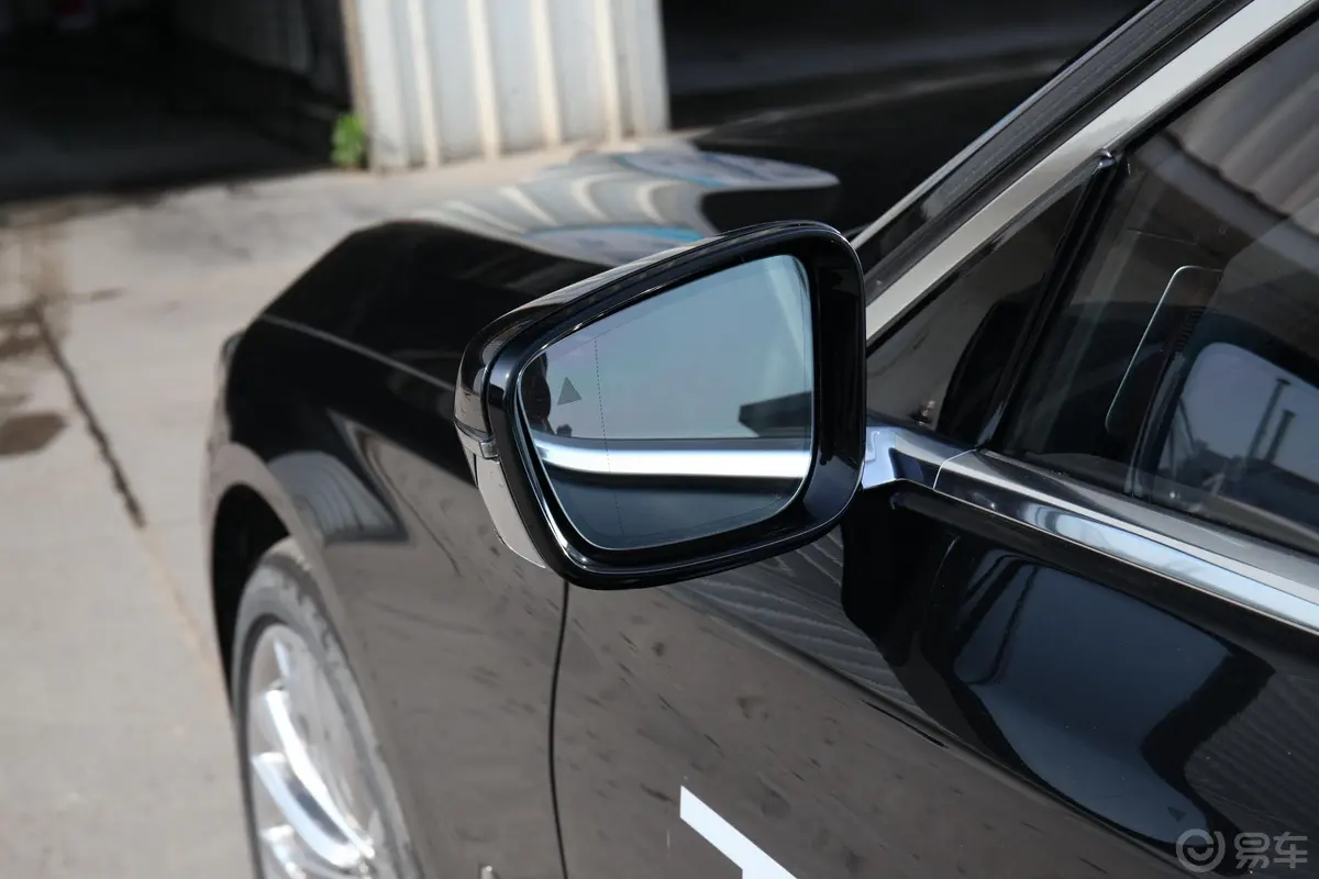 宝马7系改款 M760Li xDrive V12 豪华套装后视镜镜面