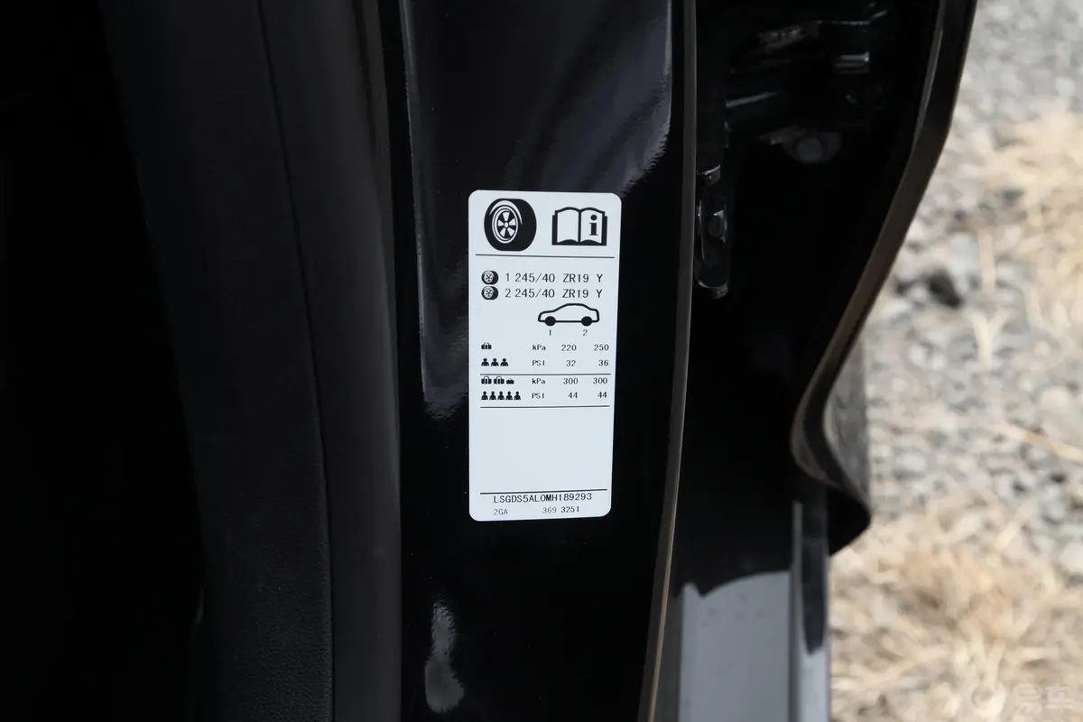 凯迪拉克CT528T 尊贵型胎压信息铭牌