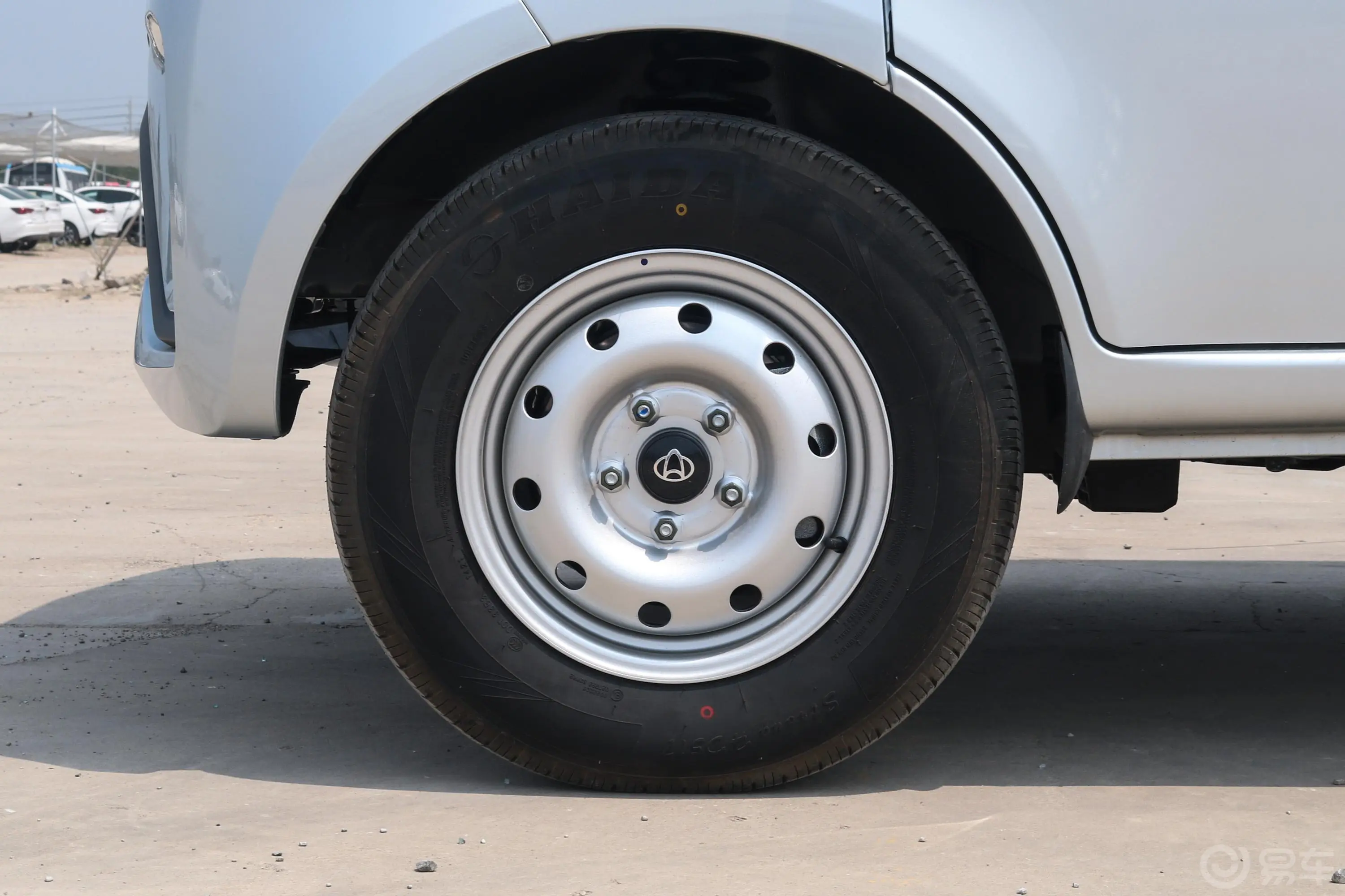 长安星卡1.5L 长轴版 双排 基本型前轮毂造型