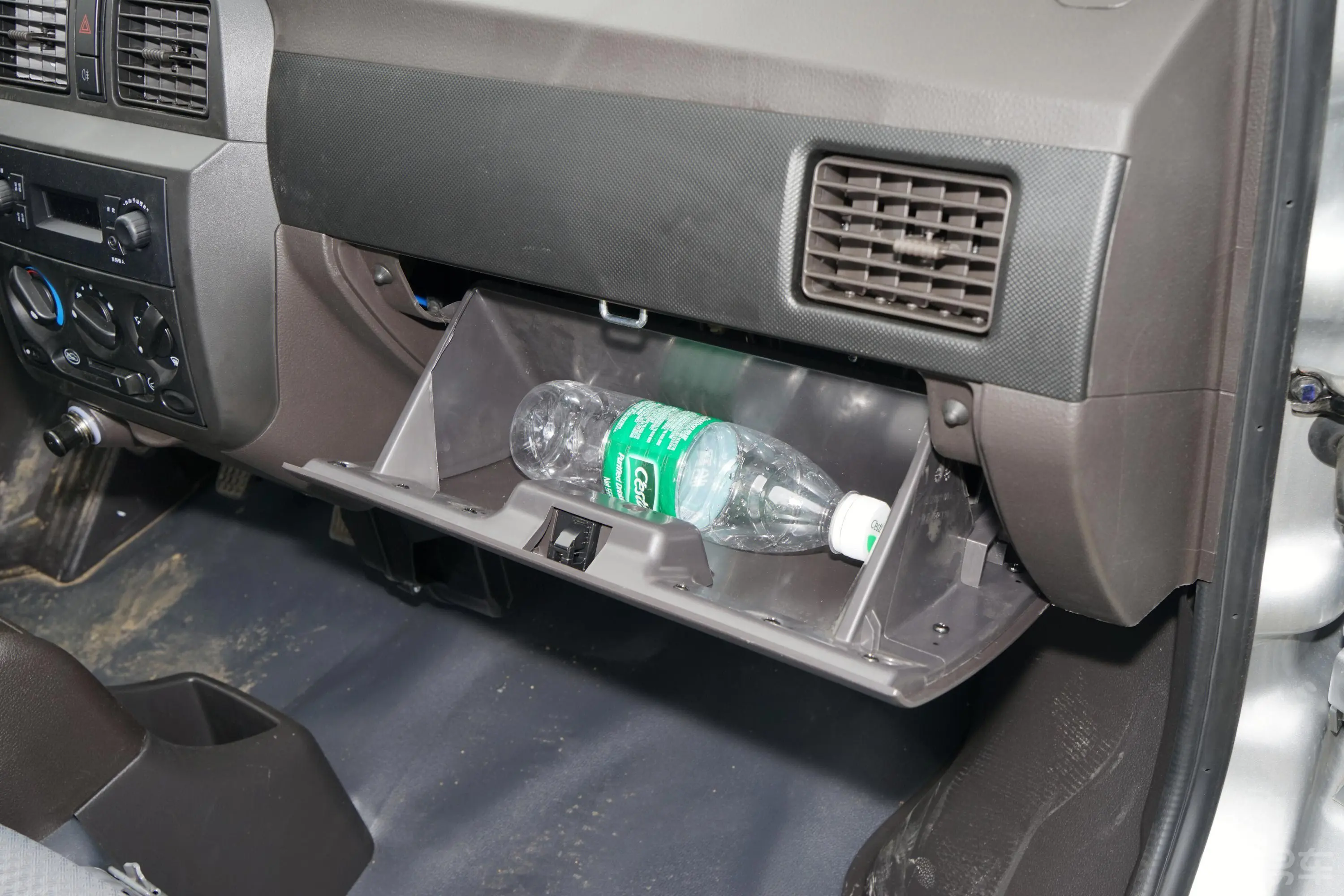 五菱荣光1.5L 手动 加长标准型(空调版) 7座 国VI手套箱空间水瓶横置