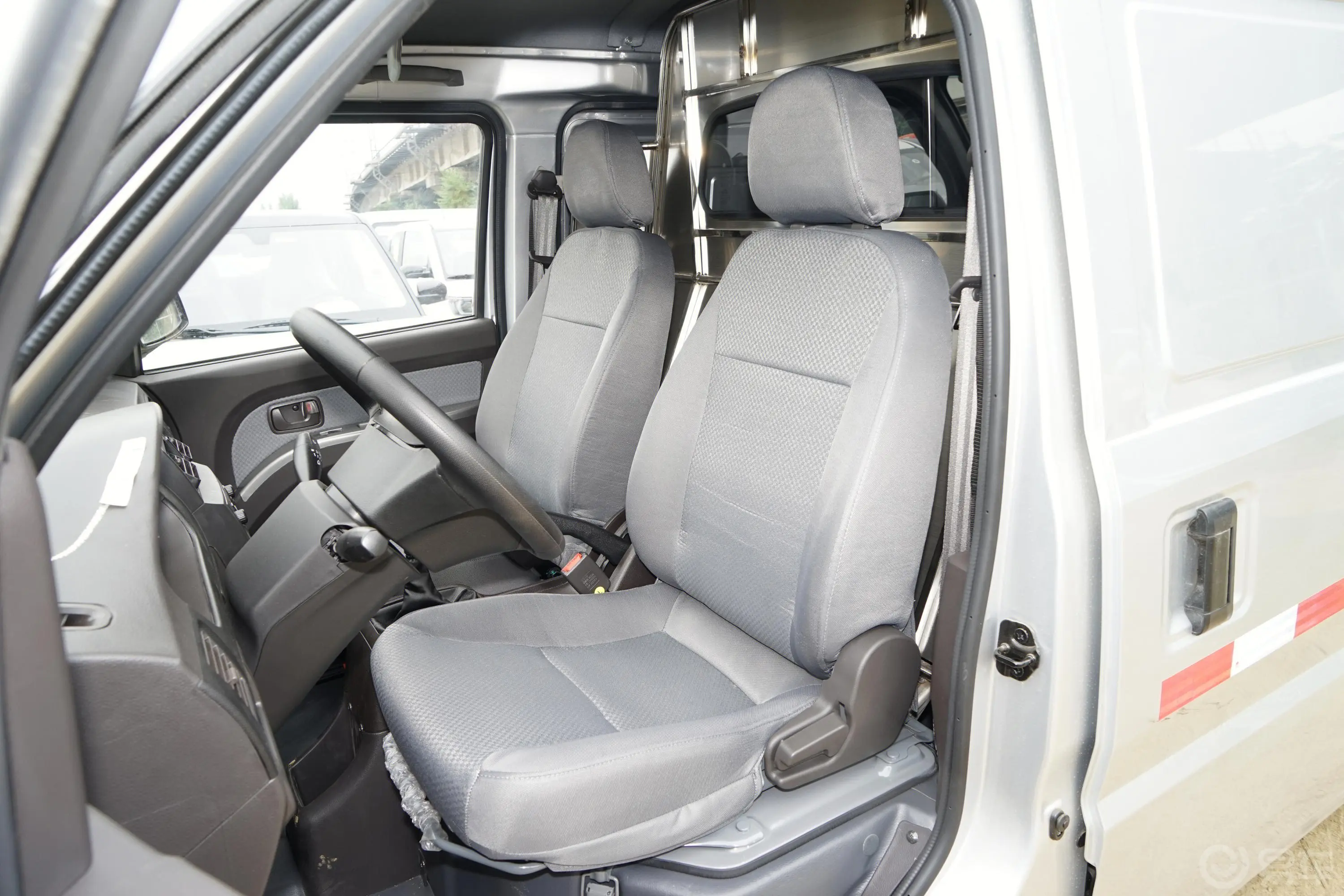 五菱荣光1.5L 手动 加长标准型 封窗车(空调版) 2座 国VI驾驶员座椅