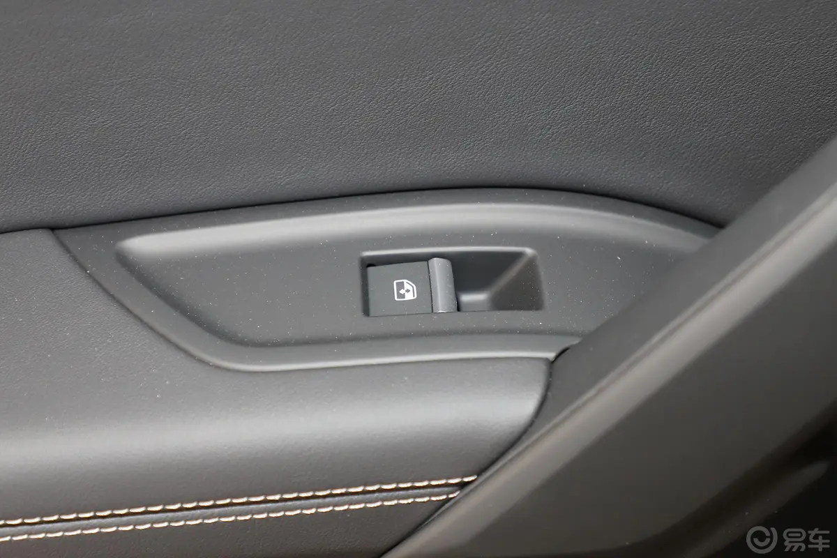 奥迪Q5L40 TFSI 时尚动感型后车窗调节