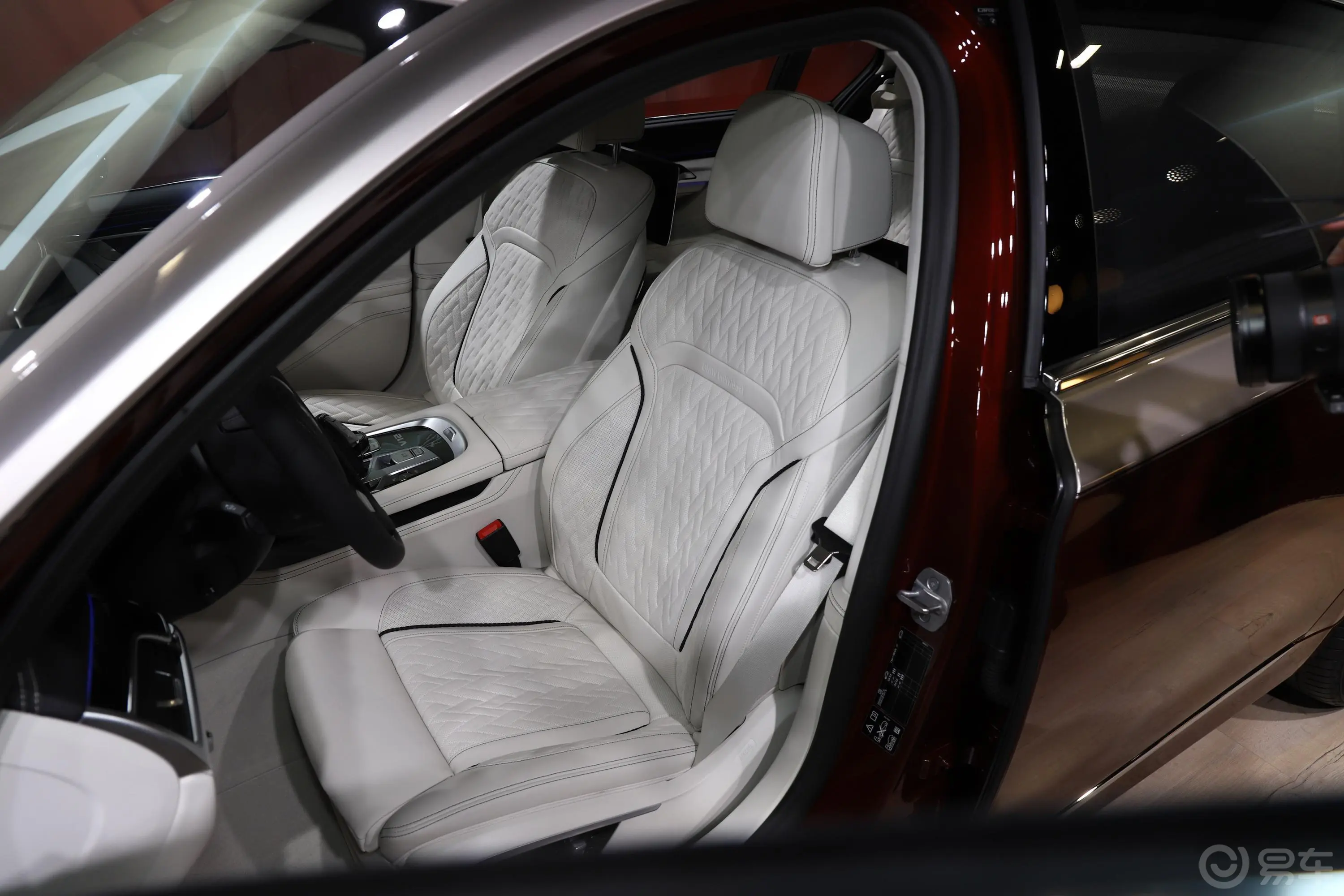 宝马7系M760Li xDrive V12 耀影特别版驾驶员座椅
