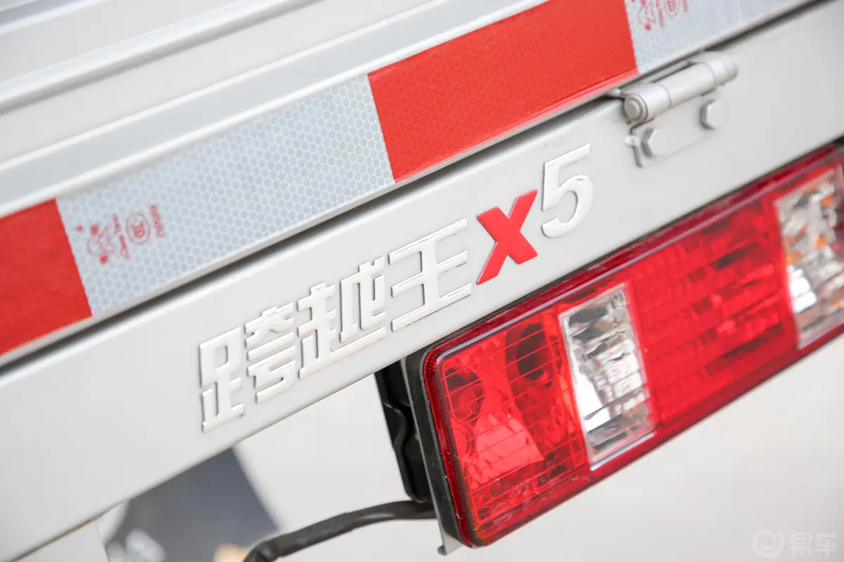 跨越王X5东安1.6L 122马力 2.55米栏板 双排 后双轮 标准版 汽油 国Ⅵ外观