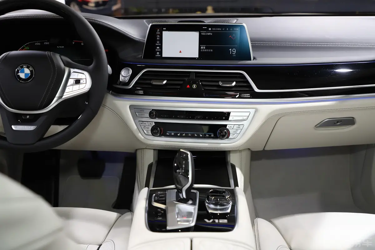 宝马7系M760Li xDrive V12 耀影特别版中控台整体