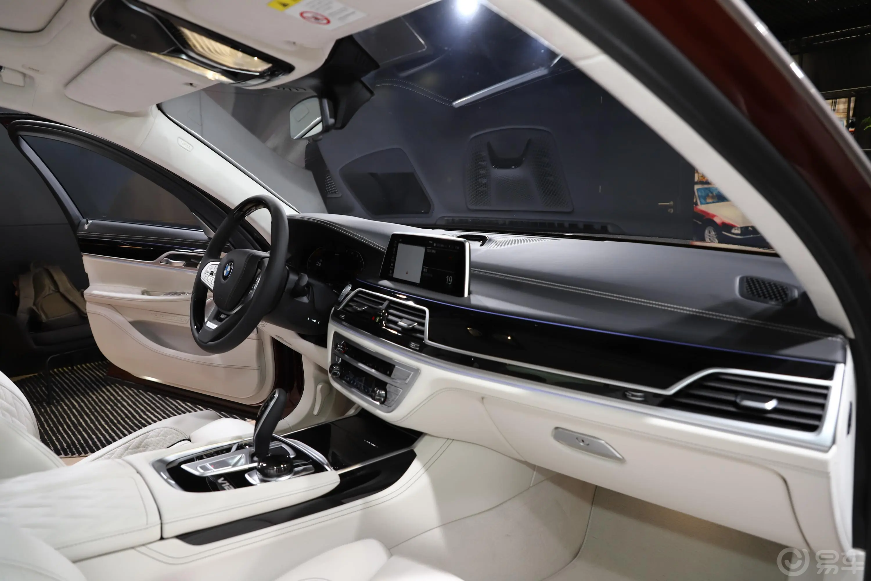 宝马7系M760Li xDrive V12 耀影特别版内饰全景副驾驶员方向