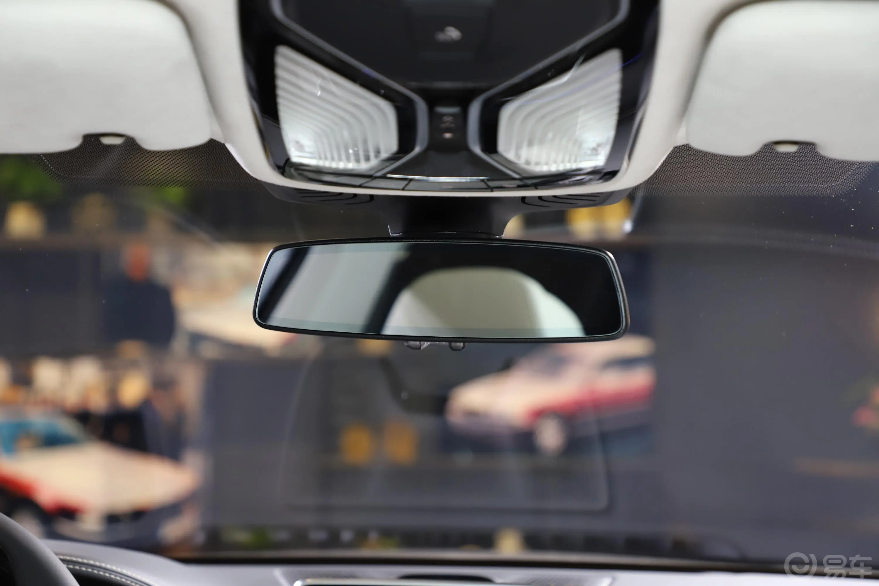 宝马7系M760Li xDrive V12 耀影特别版内后视镜